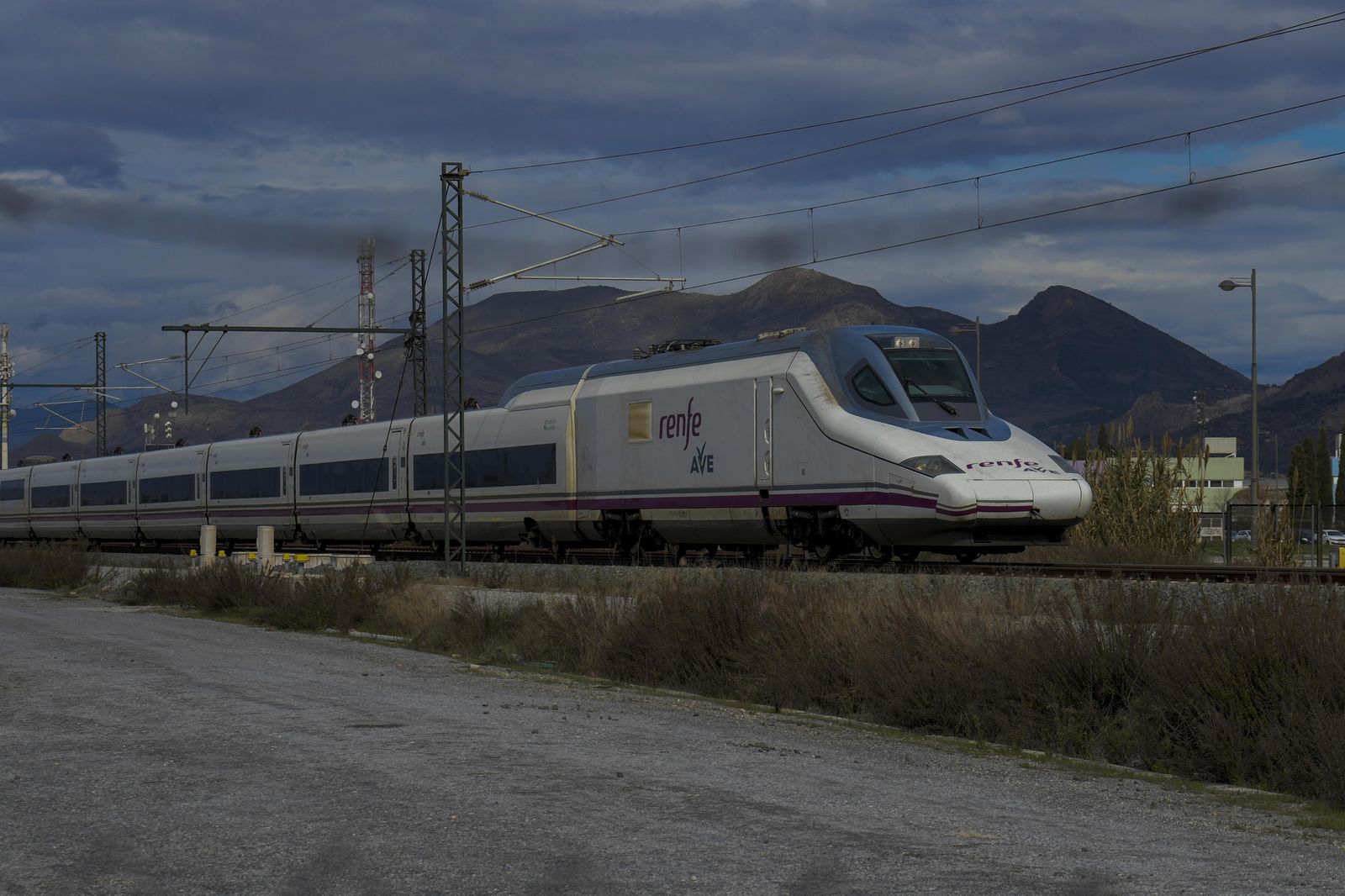 Un fallo eléctrico afecta a 4 trenes que unen Granada y Madrid