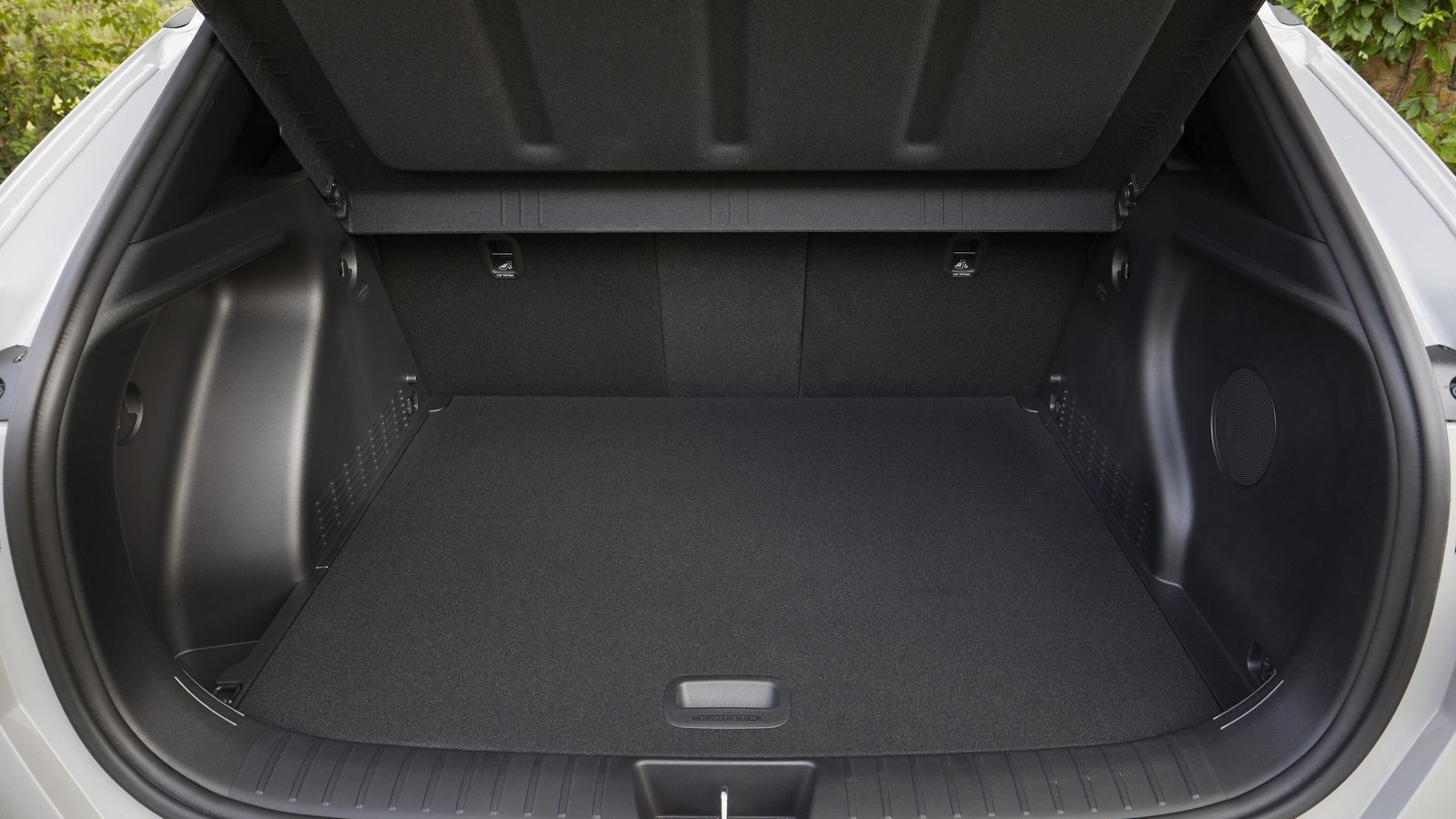 El maletero tiene una amplitud de referencia. Está dotado con recursos como un suelo móvil, en esta imagen, en su posición más elevada.