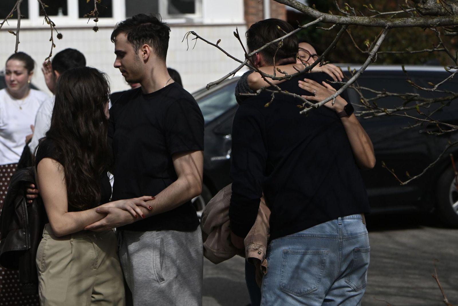 Personas se abrazan durante el minuto de silencio celebrado en el CIFP La Granja de Las Heras de Santander.