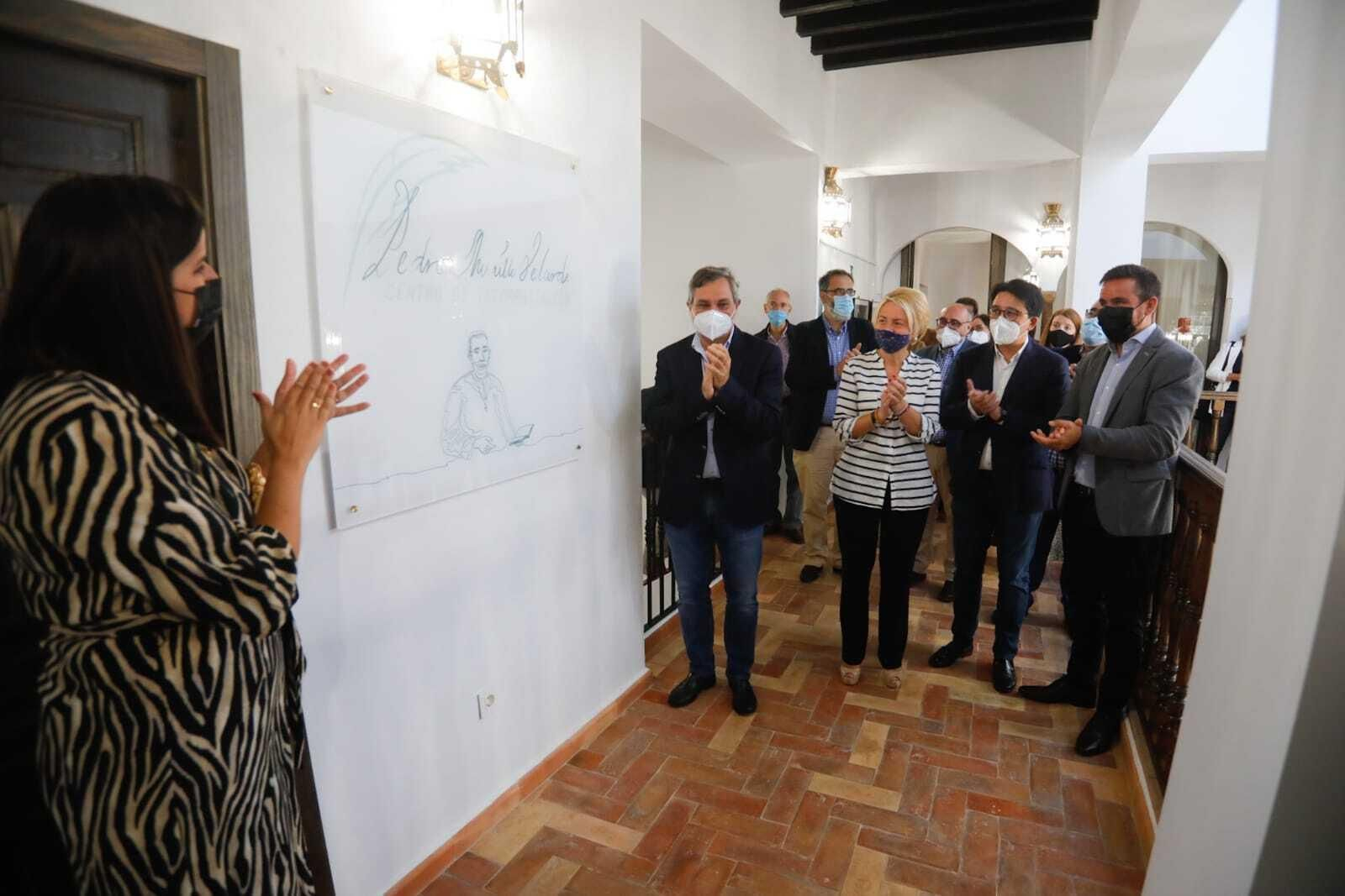 La alcaldesa de Laujar de Andarax descubre la placa conmemorativa.