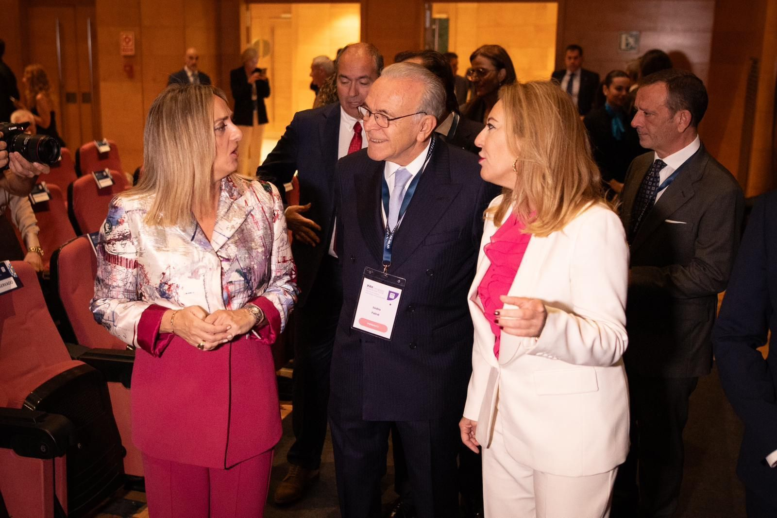 Isidro Fainé, con la alcaldesa de Granada y la consejera de Economía, en la apertura del congreso de CEDE.