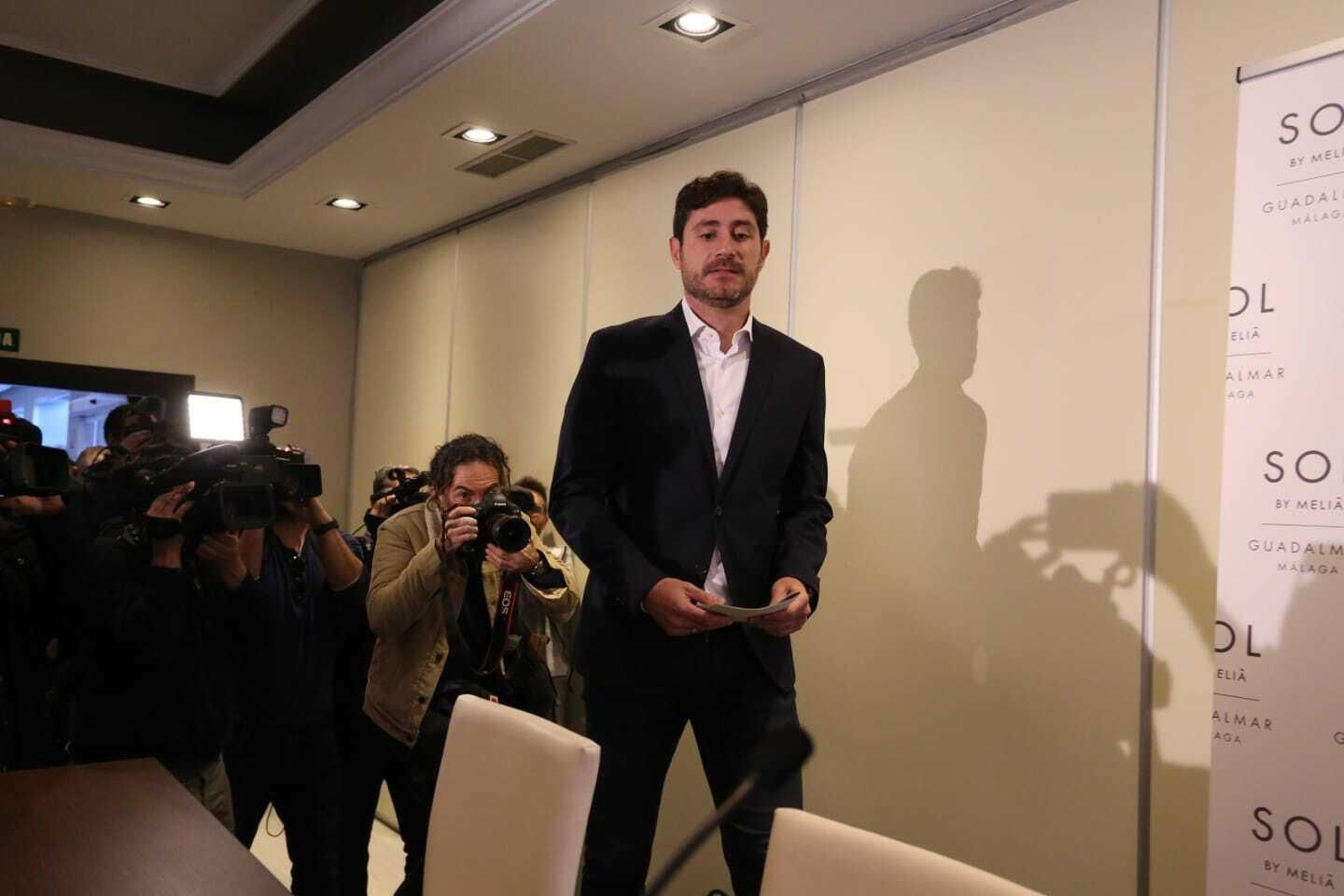 Víctor, en la rueda de prensa de despedida.