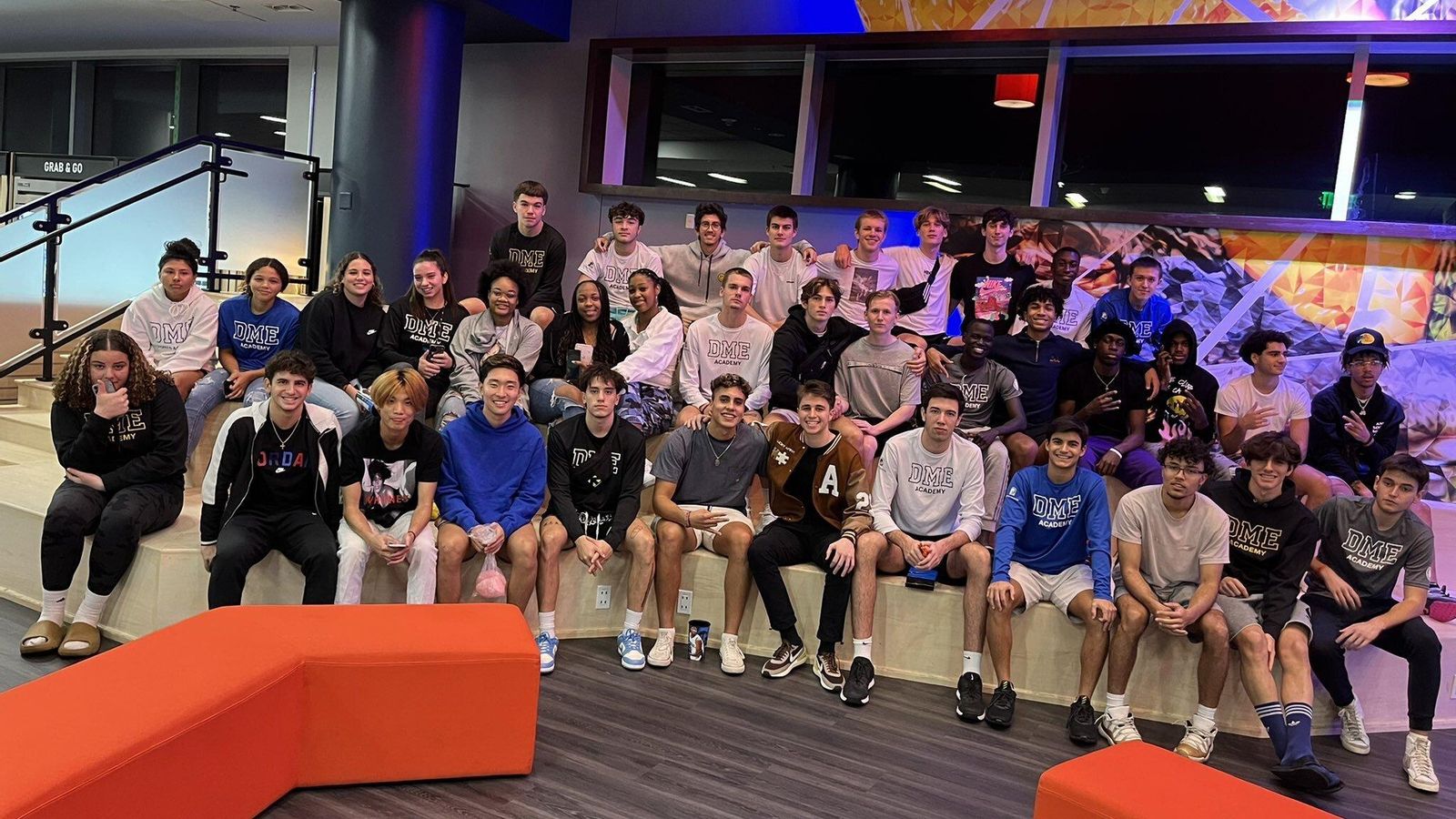 La Academia DME, con Folgueiras en la fila de abajo.