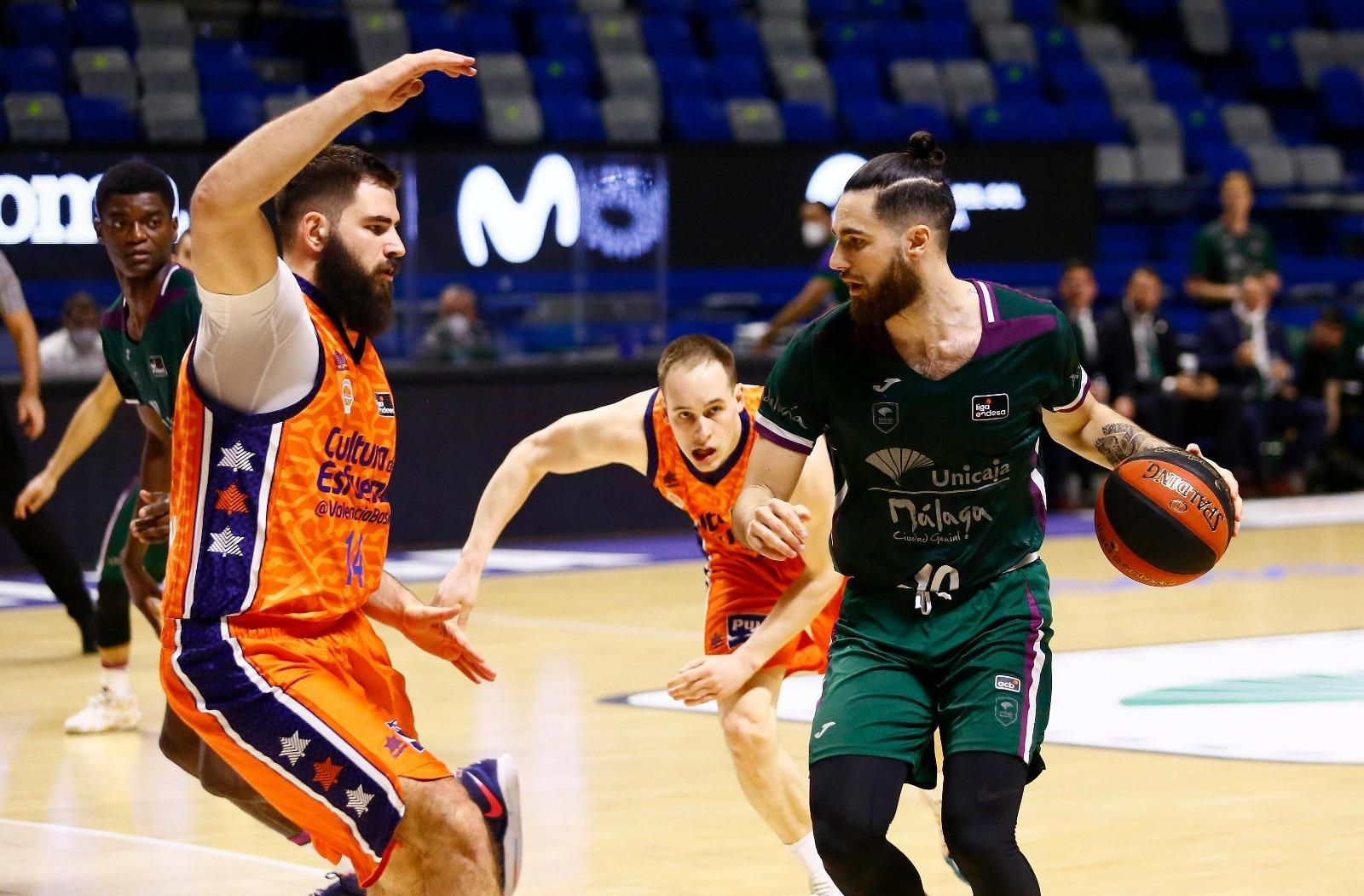 Francis Alonso, ante Dubljevic, en el partido entre Unicaja y Valencia.
