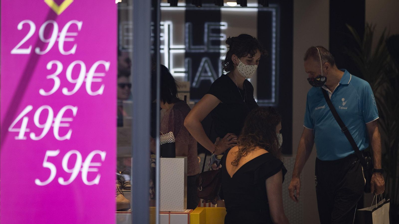 Varios clientes en una zapatería de la calle Rioja.