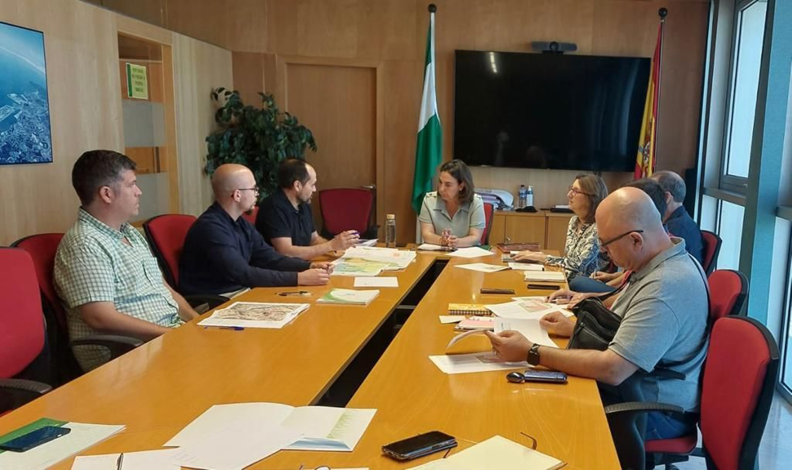 Un momento de la reunión de trabajo en dependencias de la Junta. Un momento de la reunión de trabajo en dependencias de la Junta.