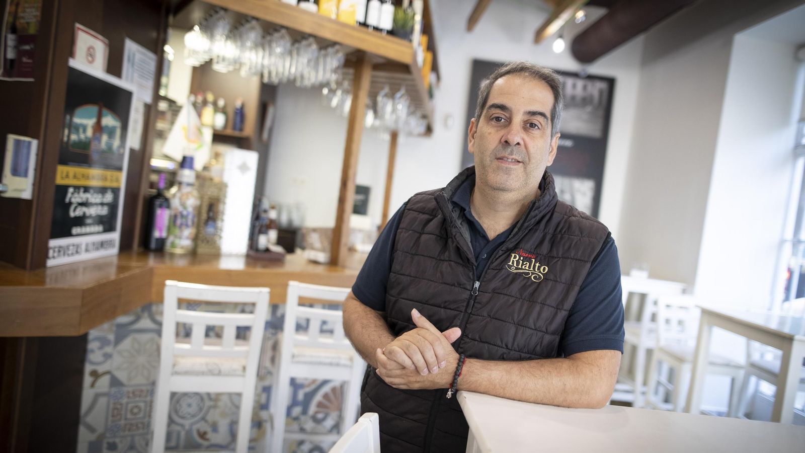 Joaquín Espinosa, dueño del bar Nuevo Rialto en Granada