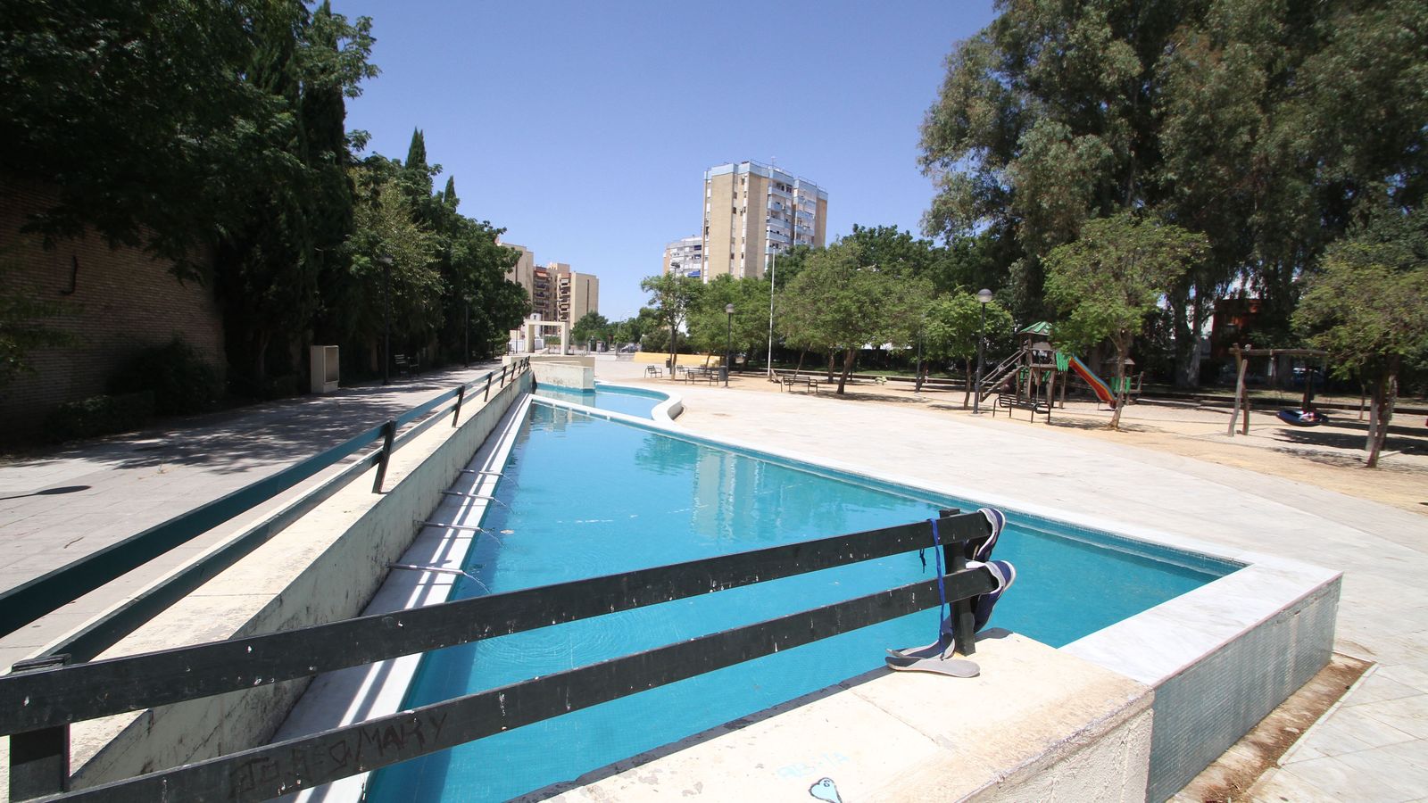 Uno de los laterales del parque del Turruñuelo, pulmón del barrio junto a la Ronda de Triana.