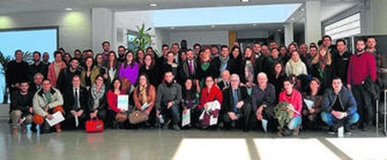 Foto de familia de todos los beneficiarios junto al rector de la UAL, Pedro Molina, y el consejero de Economía, José Sánchez Maldonado.