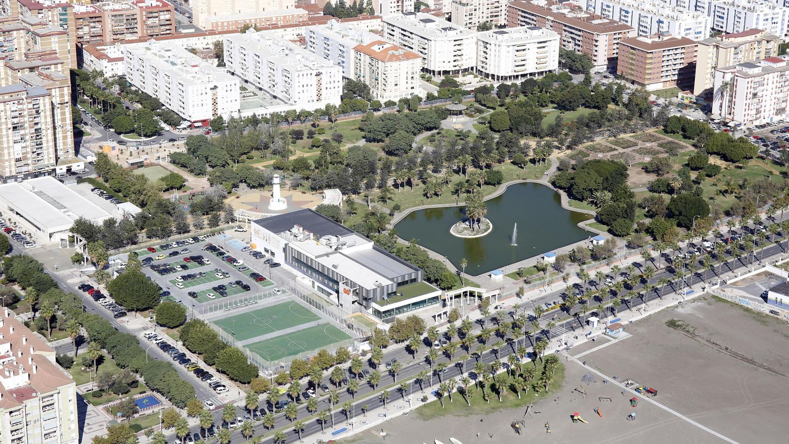 Vista aérea del parque de Huelin y de la zona que formaría parte de una de las 'supermanzanas'. Vista aérea del parque de Huelin y de la zona que formaría parte de una de las 'supermanzanas'.