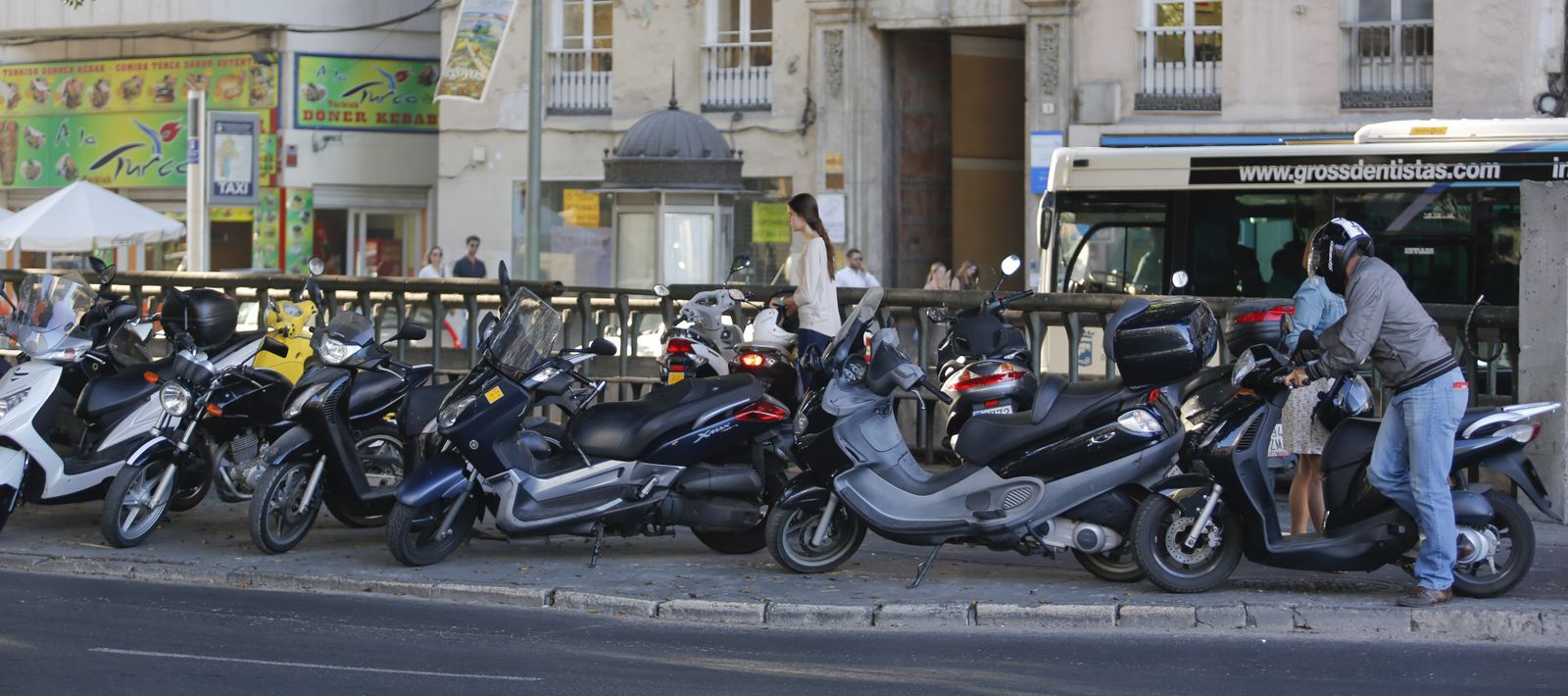 Imagen de archivo de motos aparcadas sobre la acera en la Alameda Principal.
