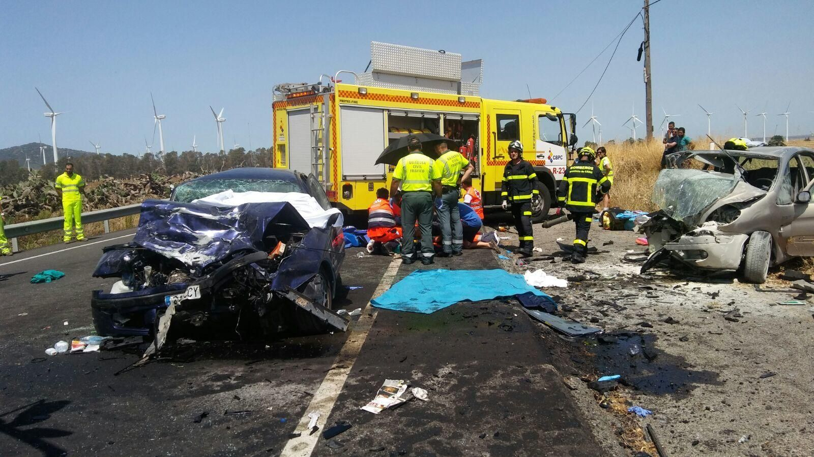 Los Bomberos trabajan en el lugar del accidente.