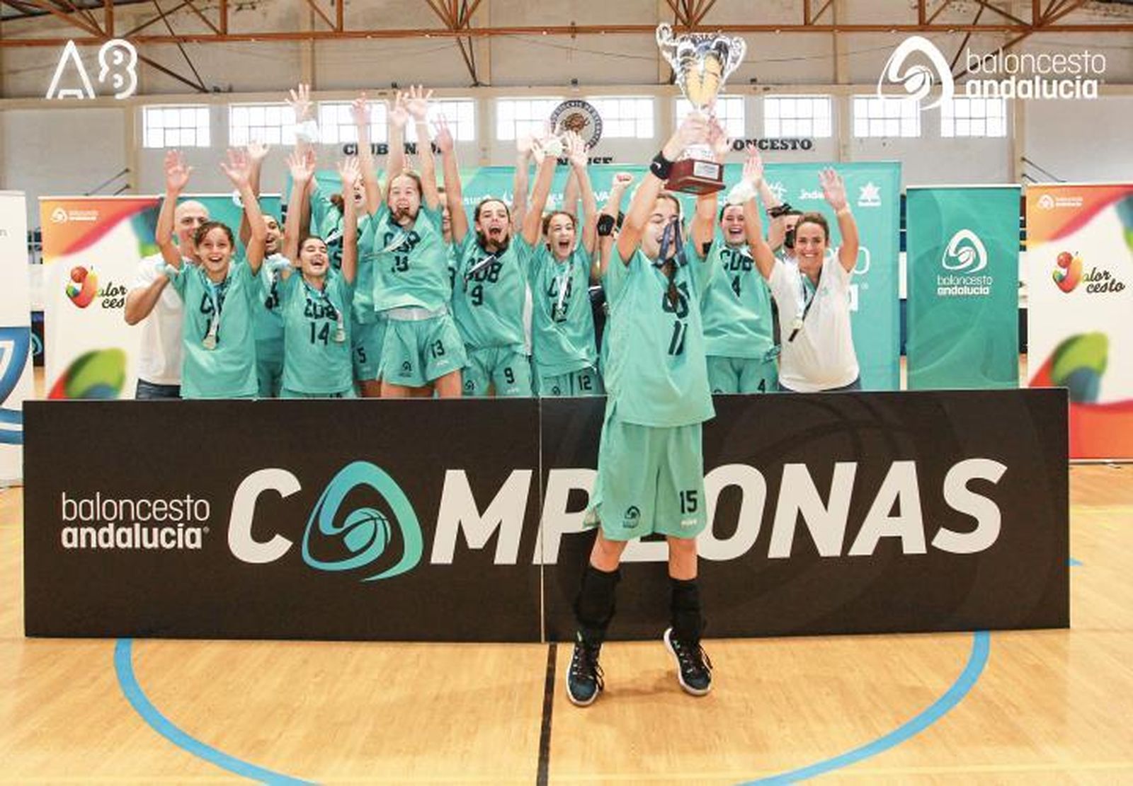 Córdoba celebra su título de campeón en el pabellón de La Línea