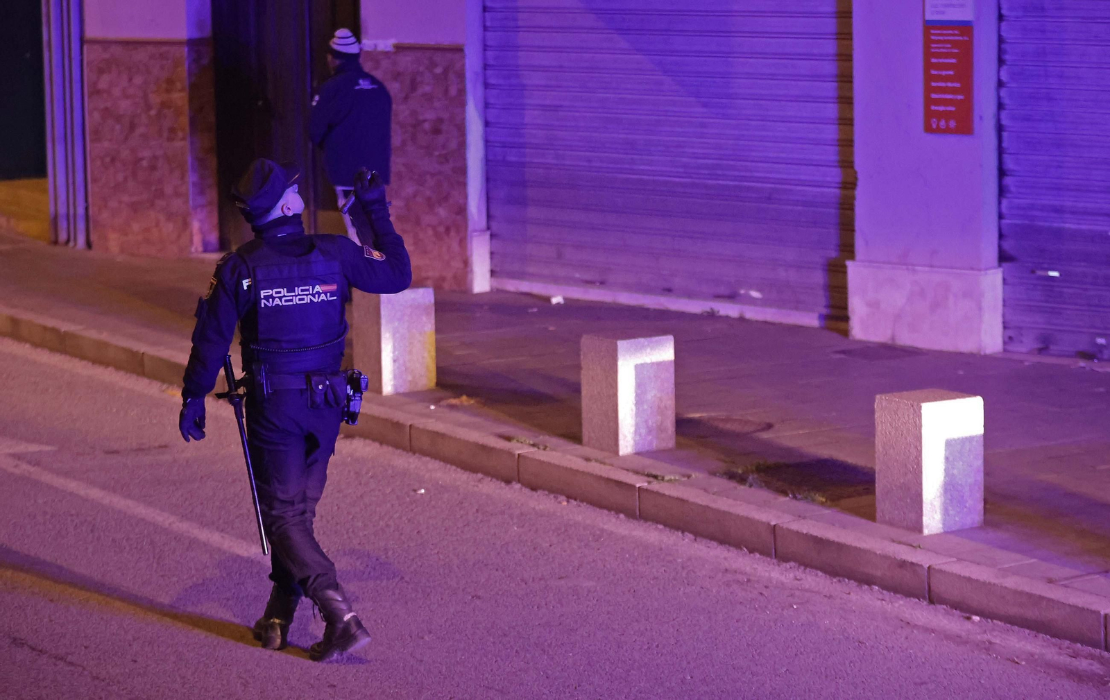 Un agente de la Policía Nacional en el barrio de La Caridad de Algeciras. Un agente de la Policía Nacional en el barrio de La Caridad de Algeciras.
