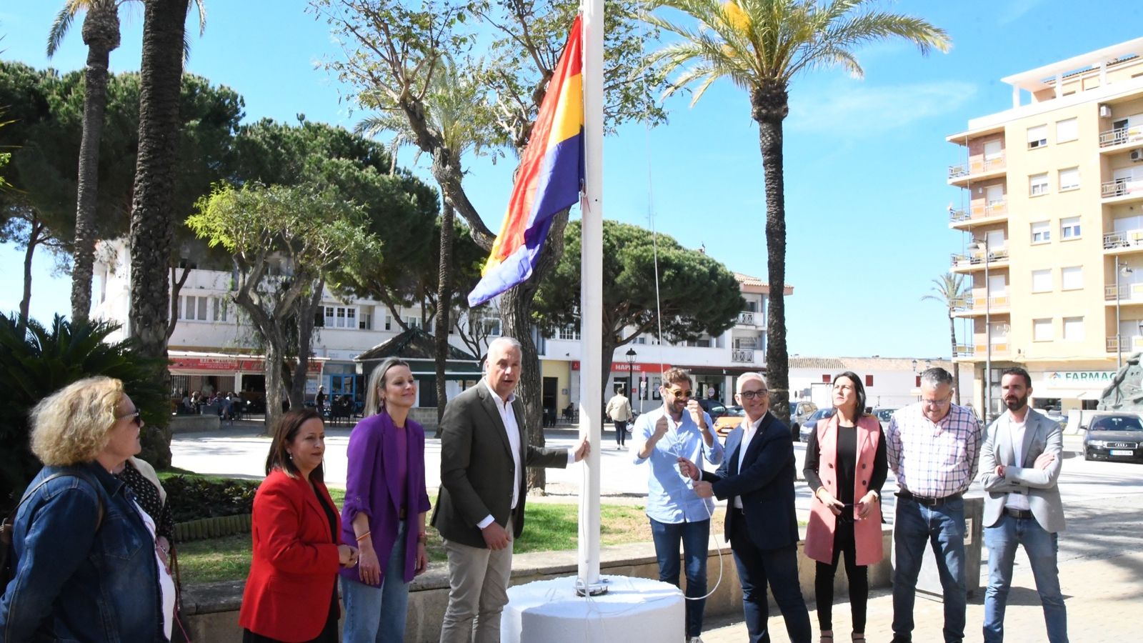 El izado de la bandera republicana.