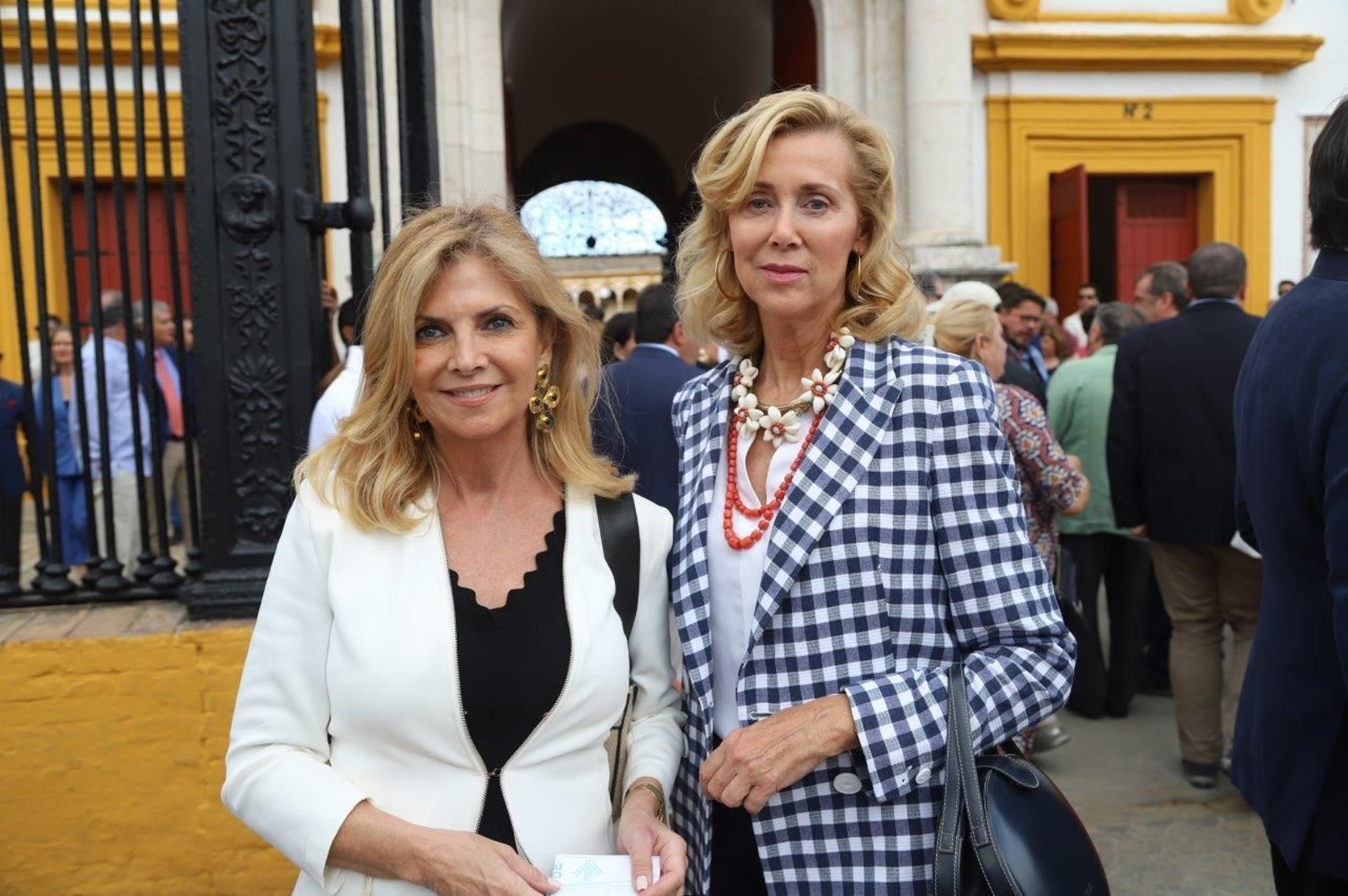 Los famosos y autoridades en los toros el lunes de Feria de Abril