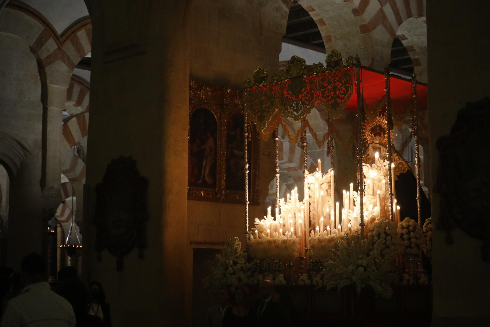 Las imágenes de la Virgen de la O de Córdoba en la Mezquita-Catedral tras suspenderse su salida extraordinaria