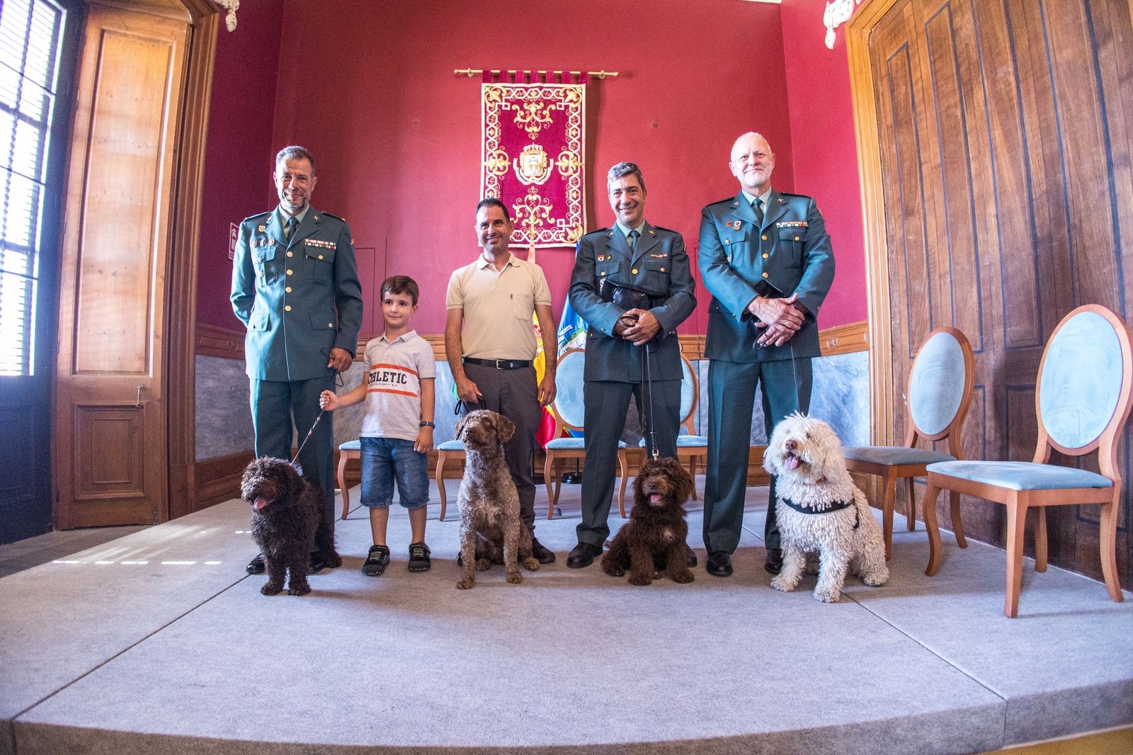 Las imágenes de la entrega del perro adiestrado Enzo a la Guardia Civil en San Fernando
