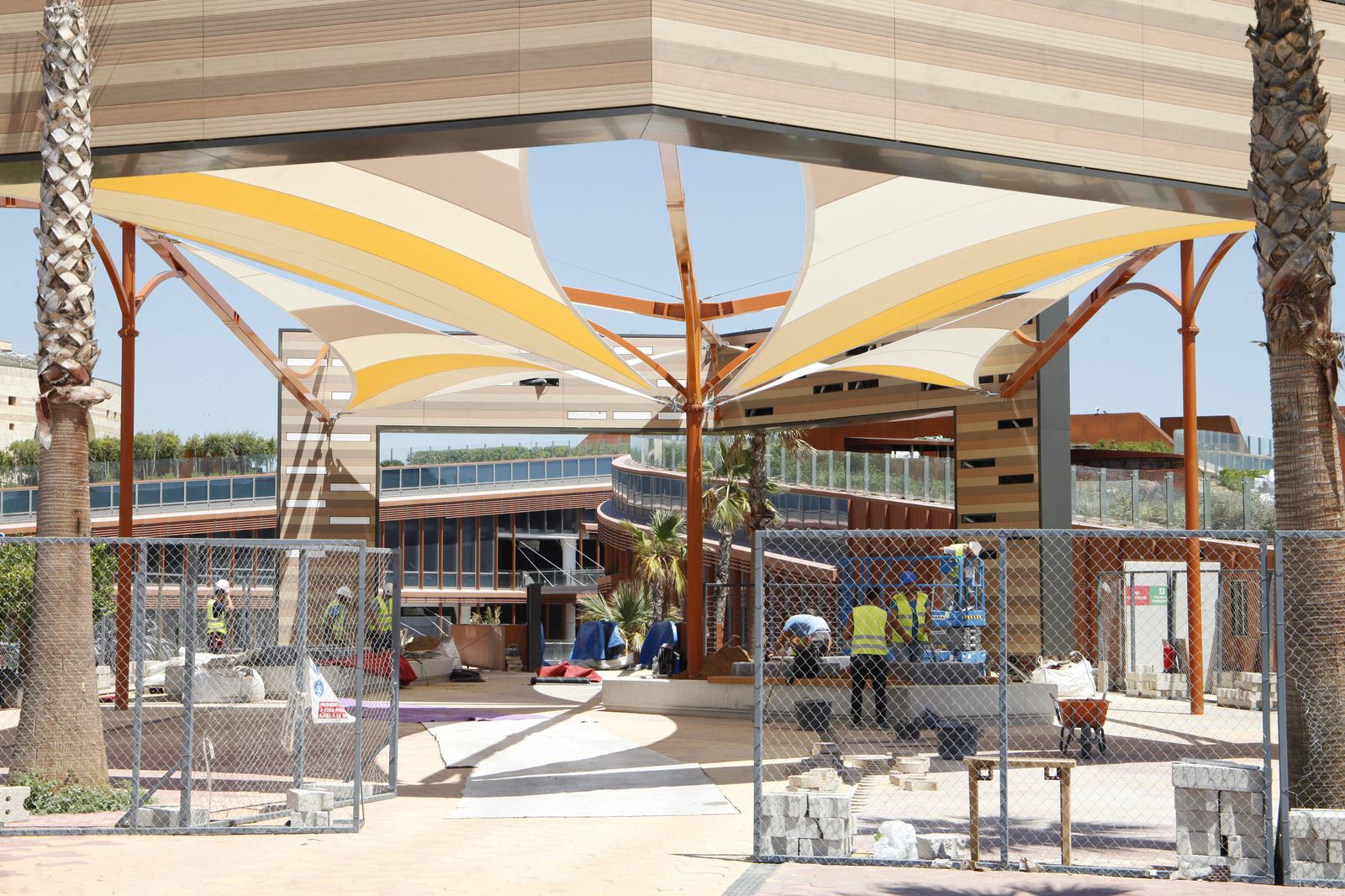 Los operarios ultiman algunos detalles en la zona más cercana a la Torre Sevilla.