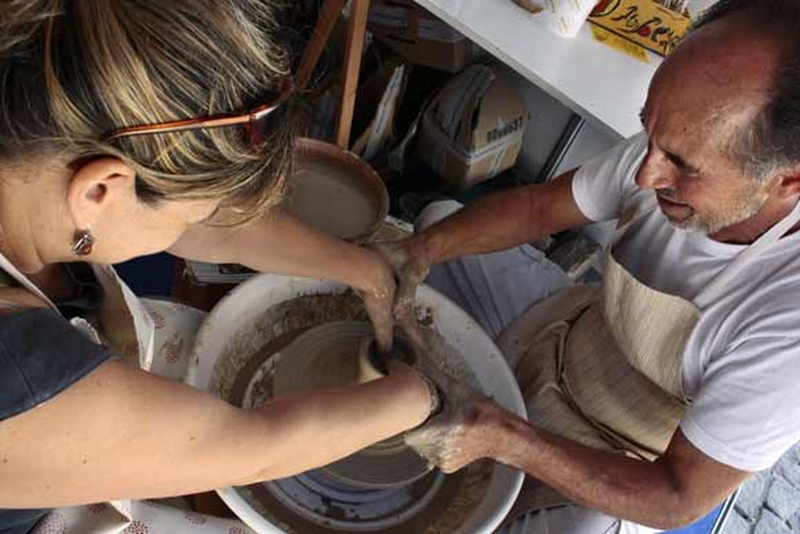 La Catedral despierta rodeada de ánforas, vasijas, botijos, útiles de cocina y macetas de barro

Foto: Almudena Torres
