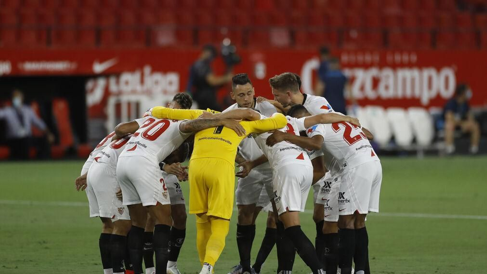 El Sevilla se conjura en el corro habitual antes del partido ante el Eibar.