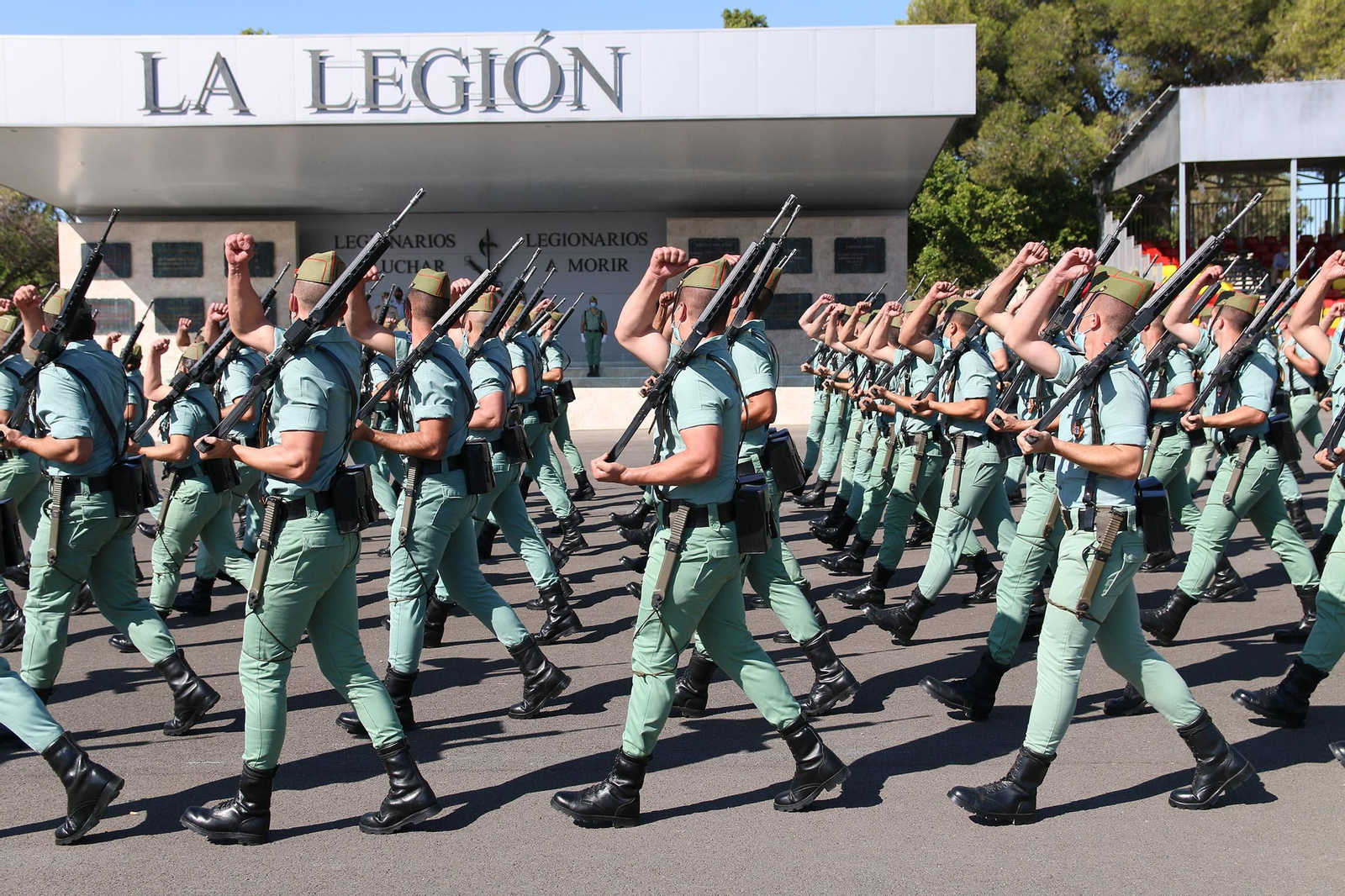 Fotogalería de la ministra de Defensa, Margarita Robles, a La Legión
