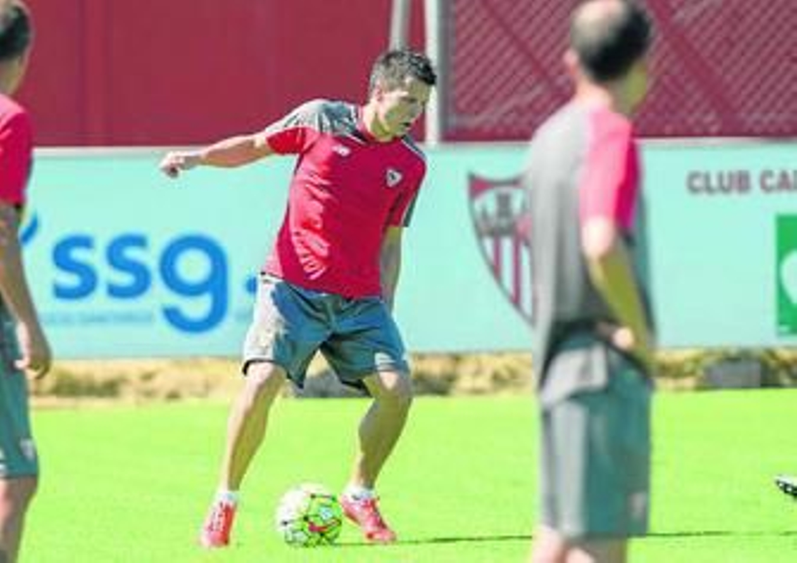 Monchi estrecha con fuerza la mano del presidente sevillista, José Castro, durante la rueda de prensa posterior al anuncio de la ampliación de contrato del de San Fernando.