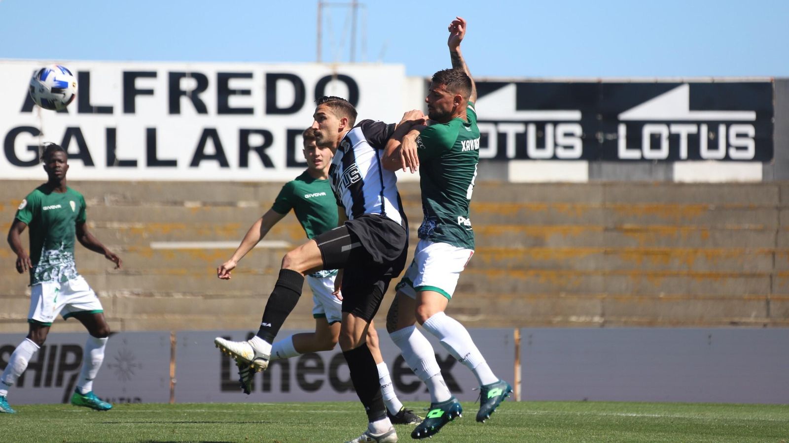 Xavi Molina despeja el balón, en pugna con Iván Martín.
