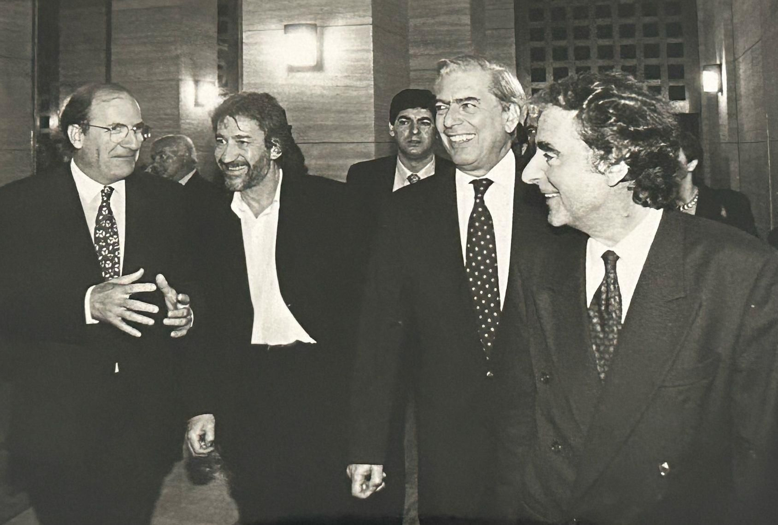 Las mejores imágenes del paso de Mario Vargas Llosa por Huelva en 1995, cuando fue presidente del jurado del Festival de Cine Iberoamericano