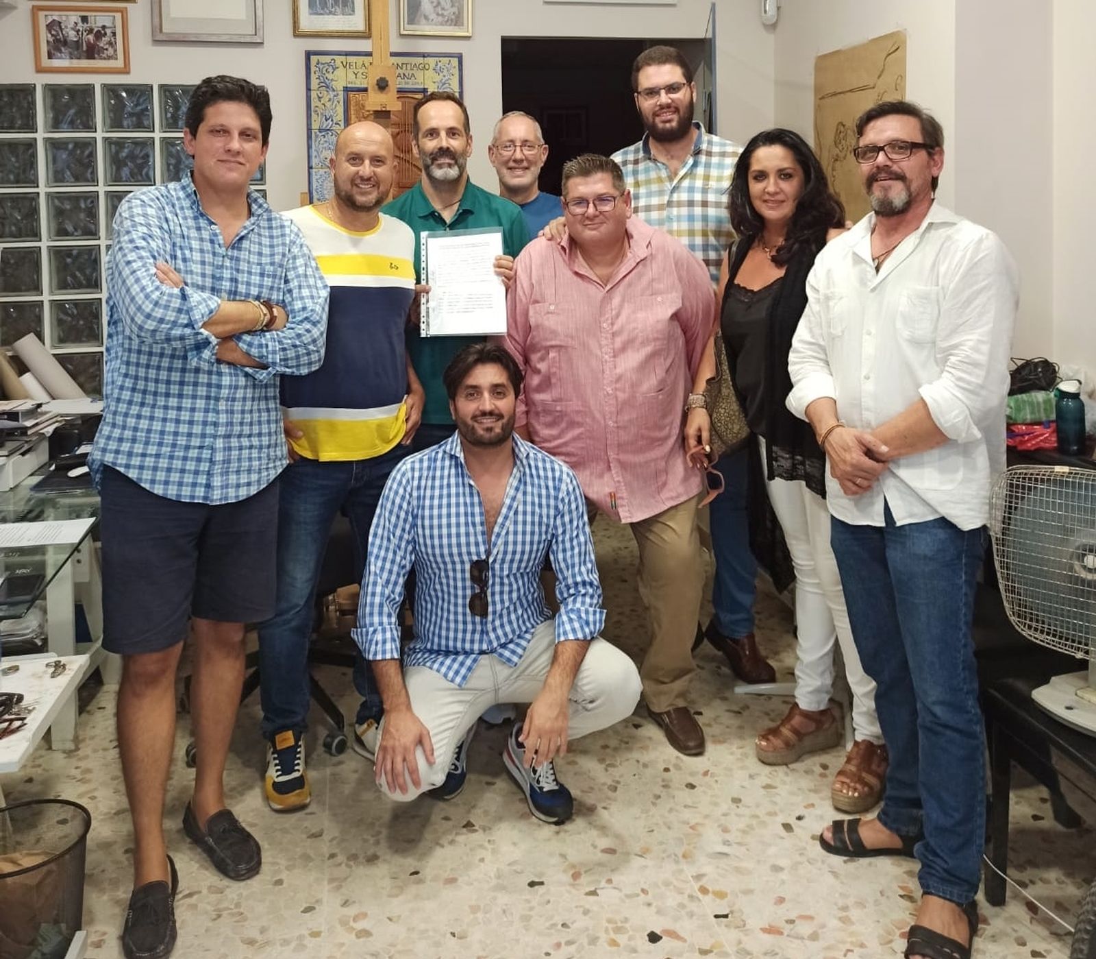 Foto de familia en el taller de Aguado tras la firma del contrato.