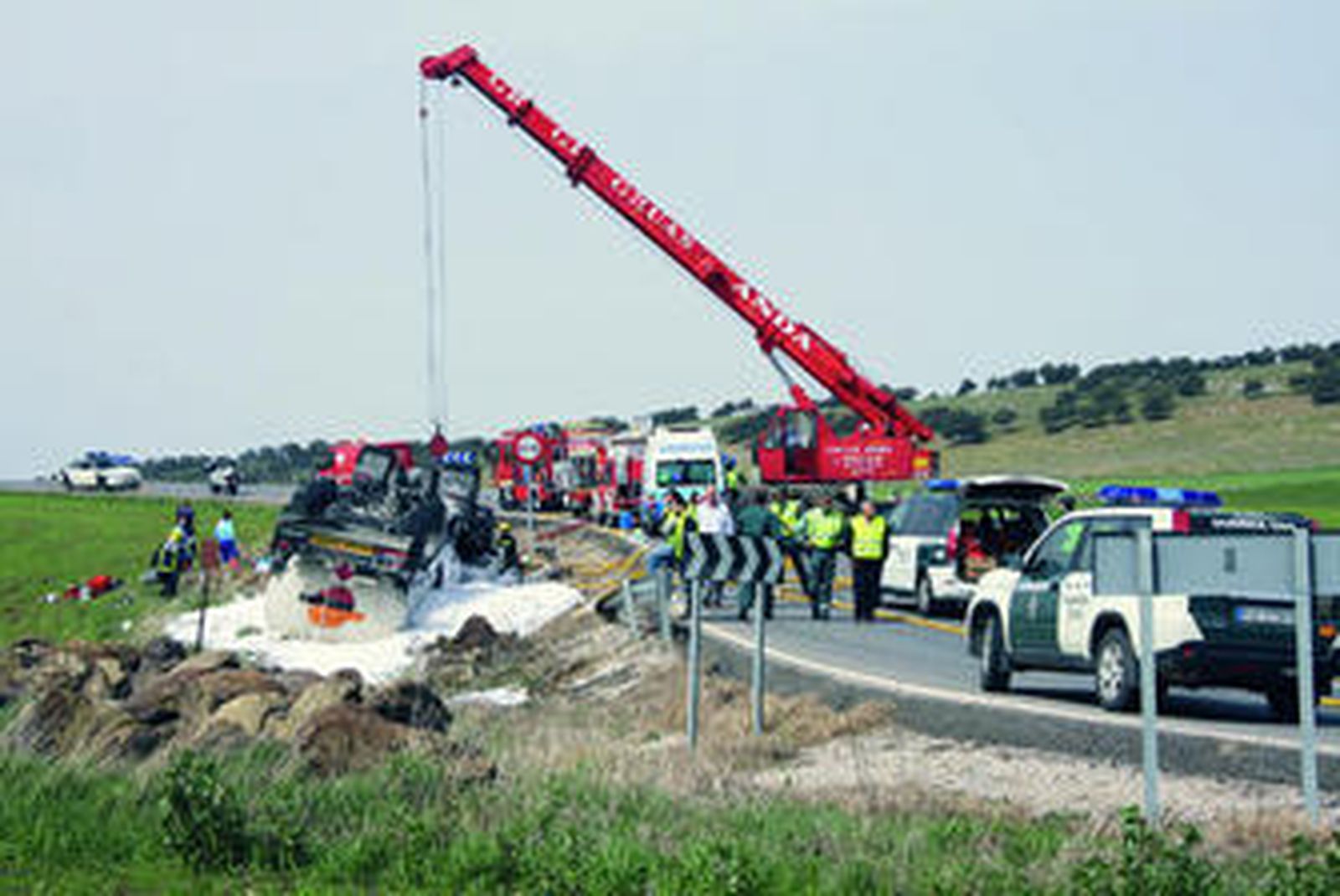 Imagen del camión cisterna volcado y restos del gasoil vertido.