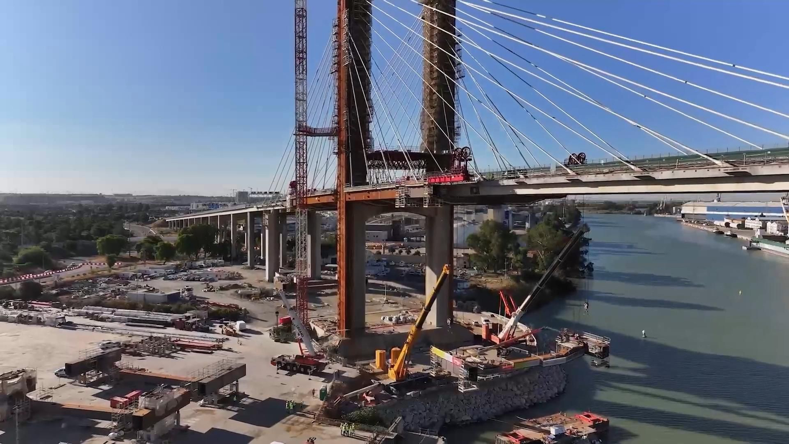 Así se realizó el izado de una dovela en el Puente del Centenario