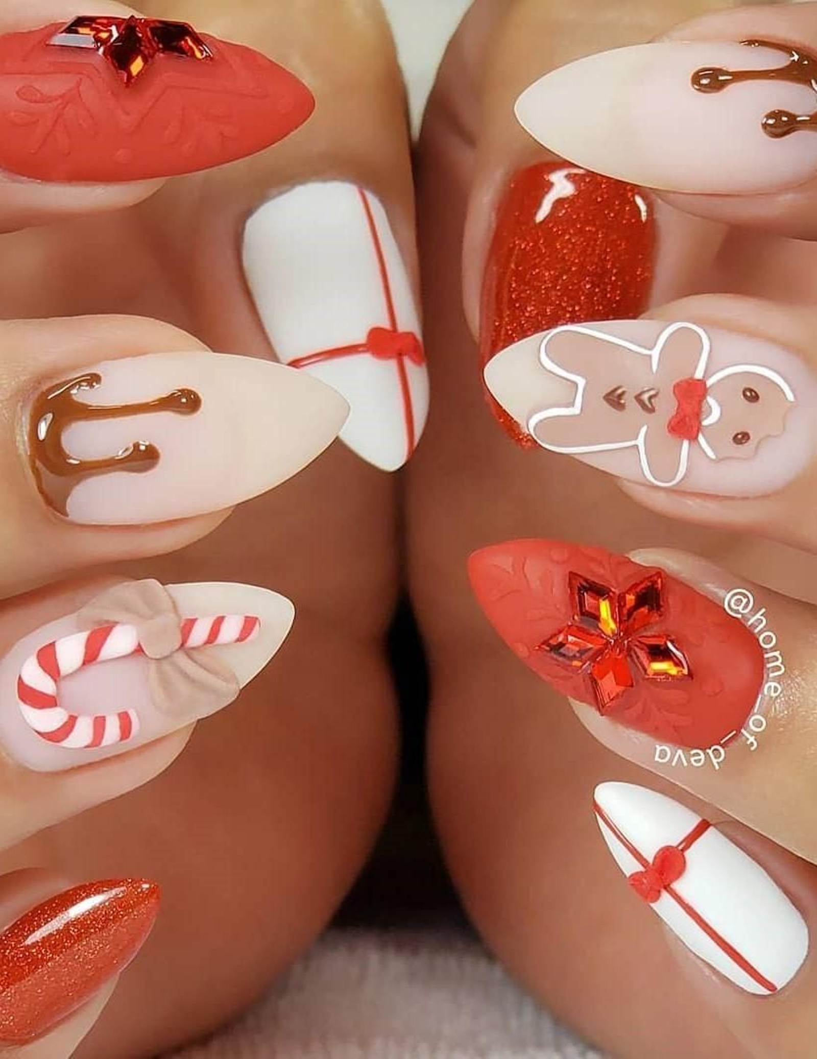 Nail art con distintos motivos navideños en 3D y con apliques brillantes de @home_of_deva.