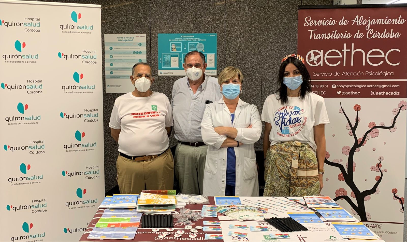 Mesa informativa en el Hospital Quirónsalud Córdoba.