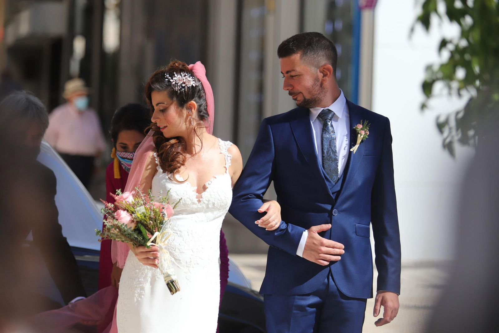 Una pareja de recién casados sale de la iglesia.