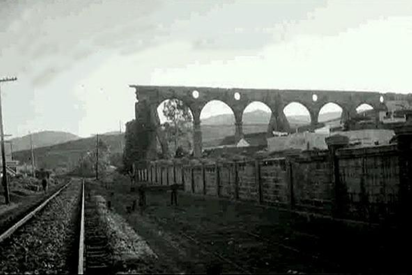 Fotografía del Acueducto, destruido en parte, por el temporal sufrido el día 16 de diciembre de 1958 tomada seis días después.