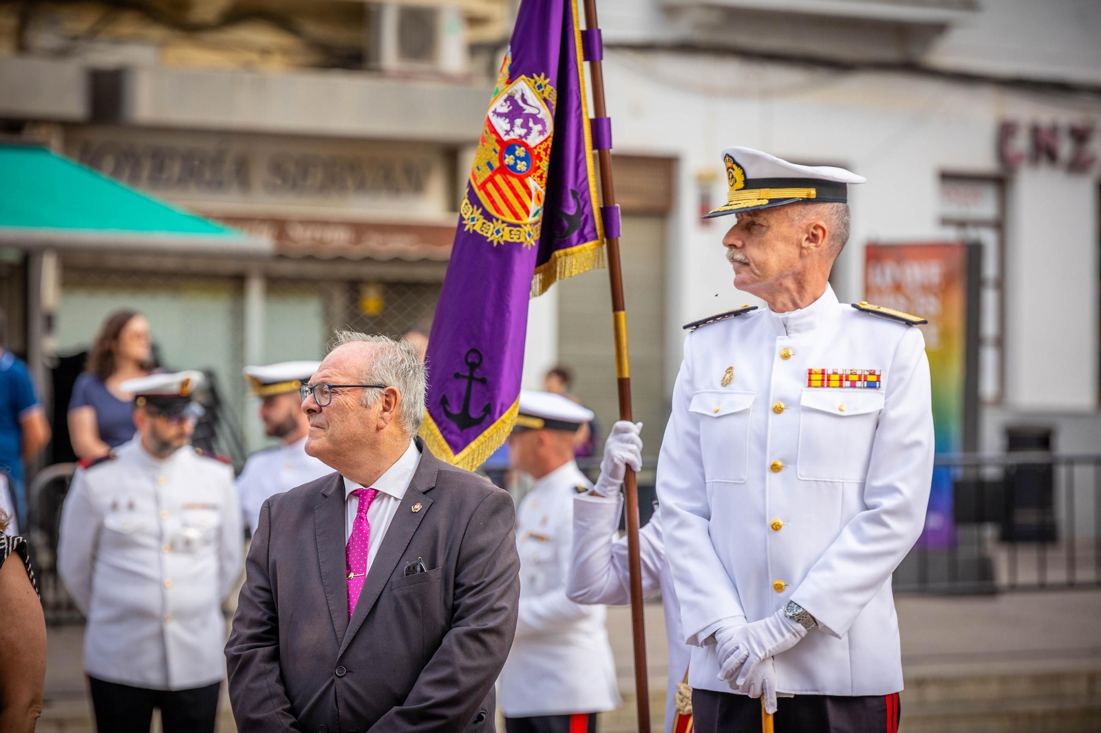 Solemne izado de la bandera en el centro de San Fernando, en imágenes