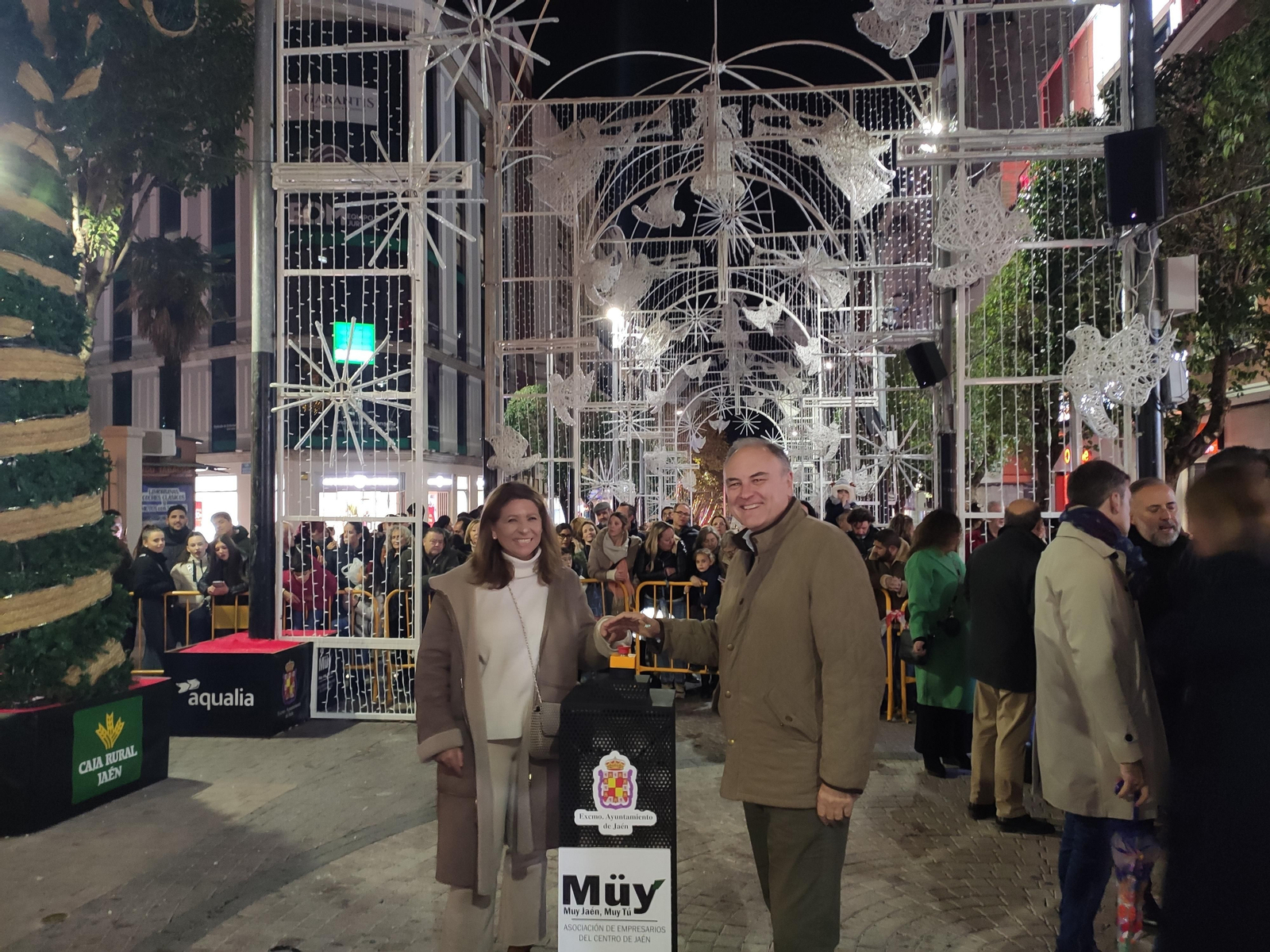 Los jiennenses disfrutan del encendido de 'La Catedral de la Navidad' con Rosa Copado como pregonera