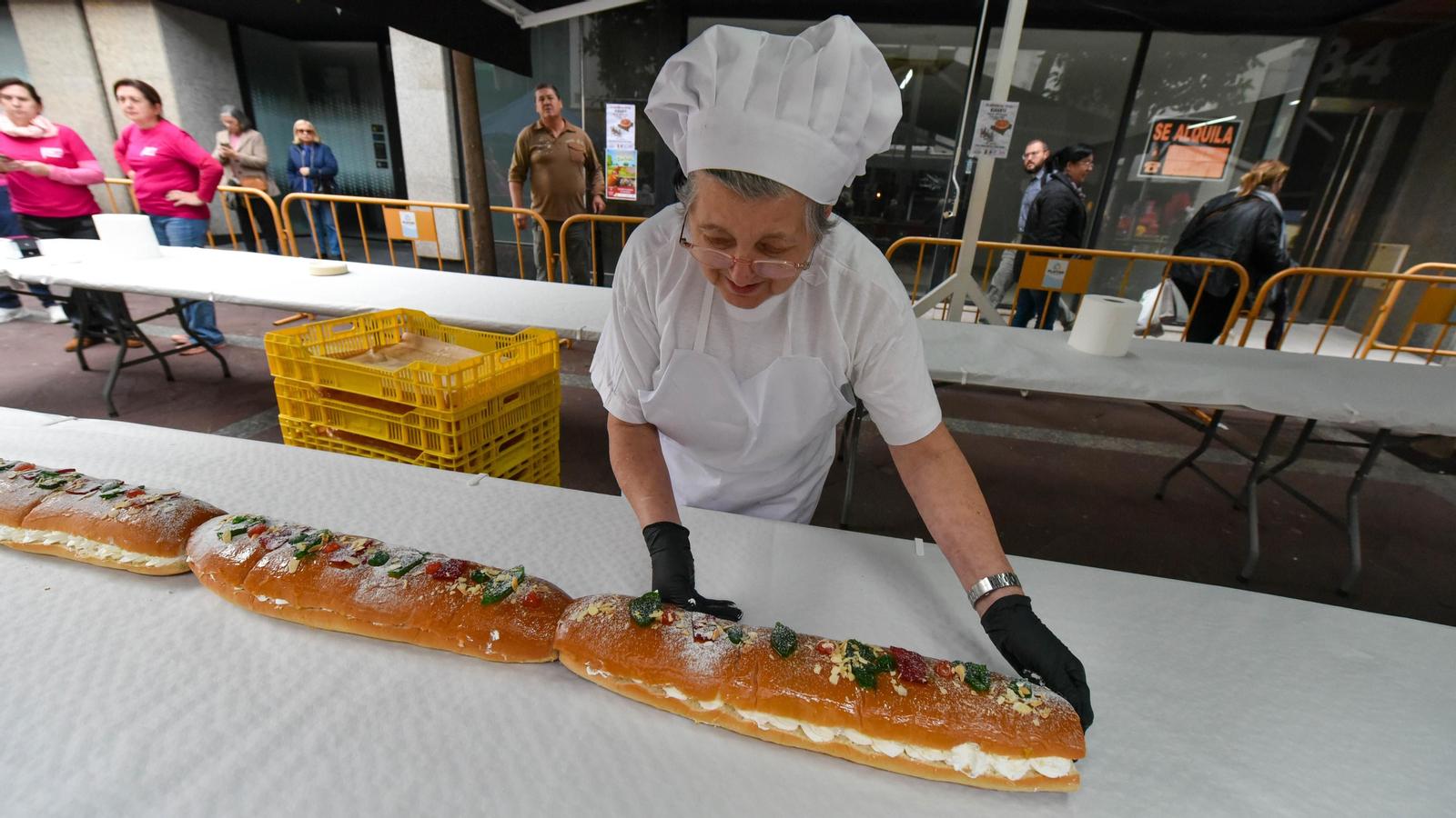 El III roscón de Reyes gigante solidario de Algeciras, en imágenes
