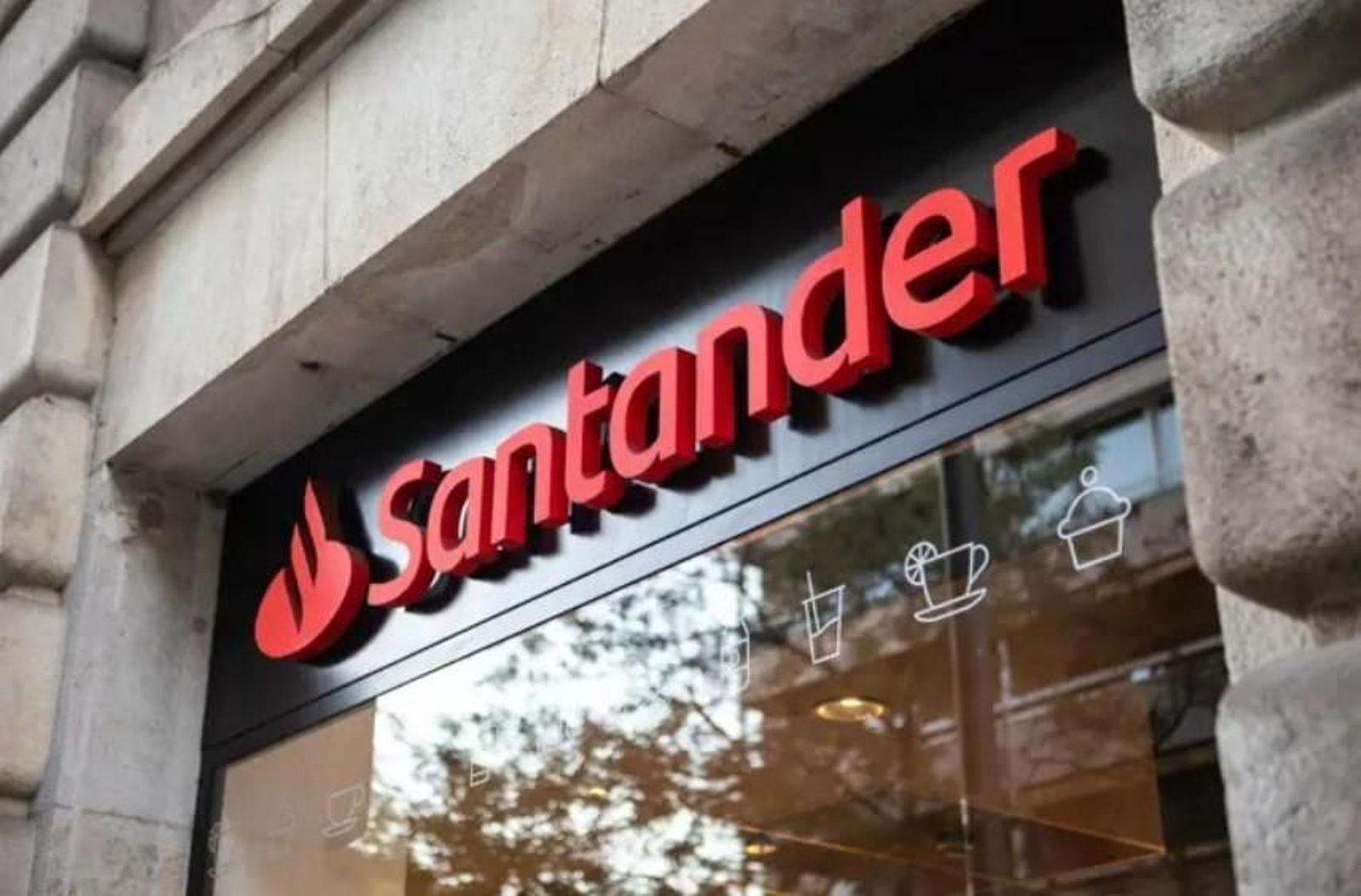 Logo del Santander en una sucursal del banco.
