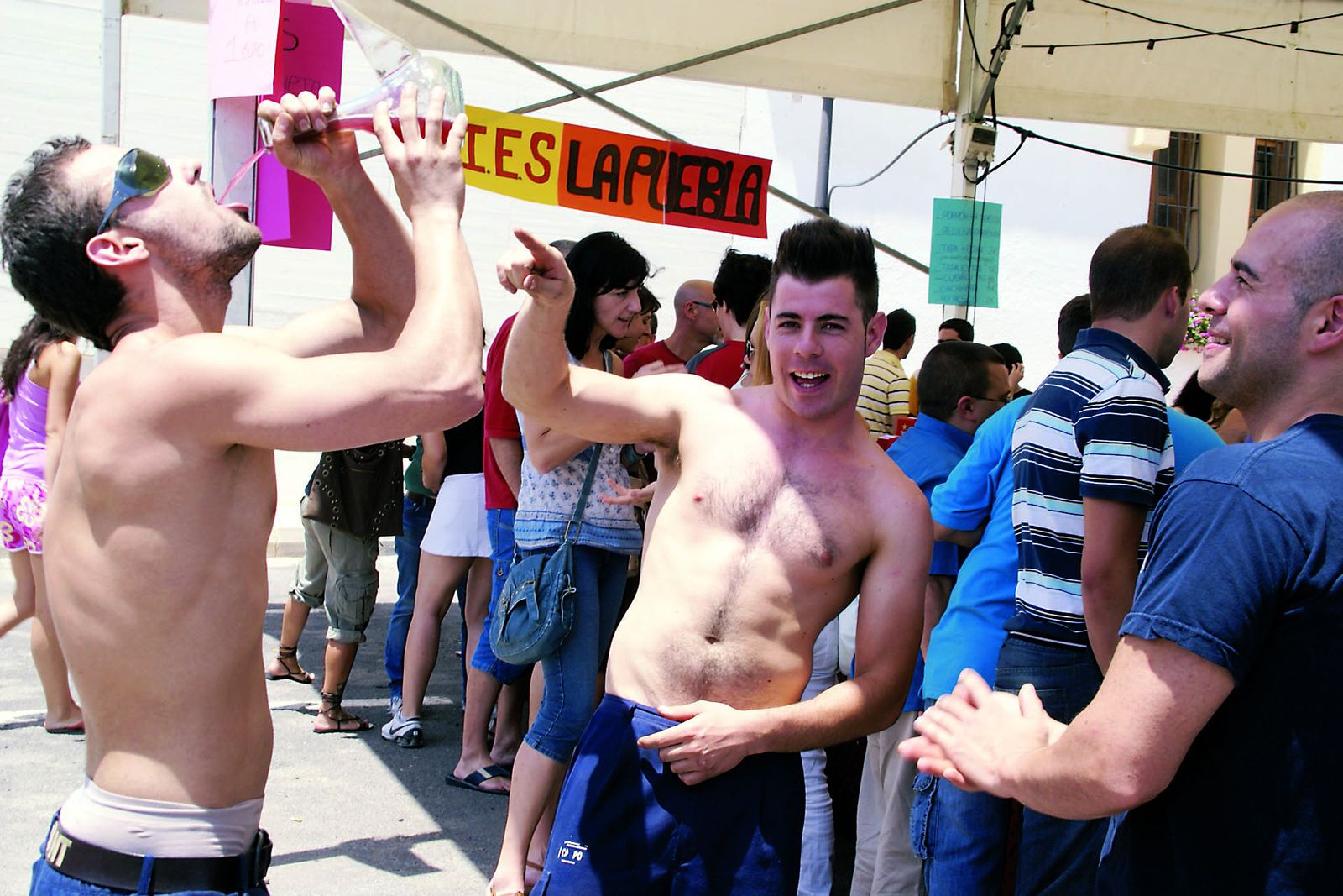 La Diputación previene a los jóvenes sobre los riesgos del alcohol y las drogas en las fiestas de los pueblos.