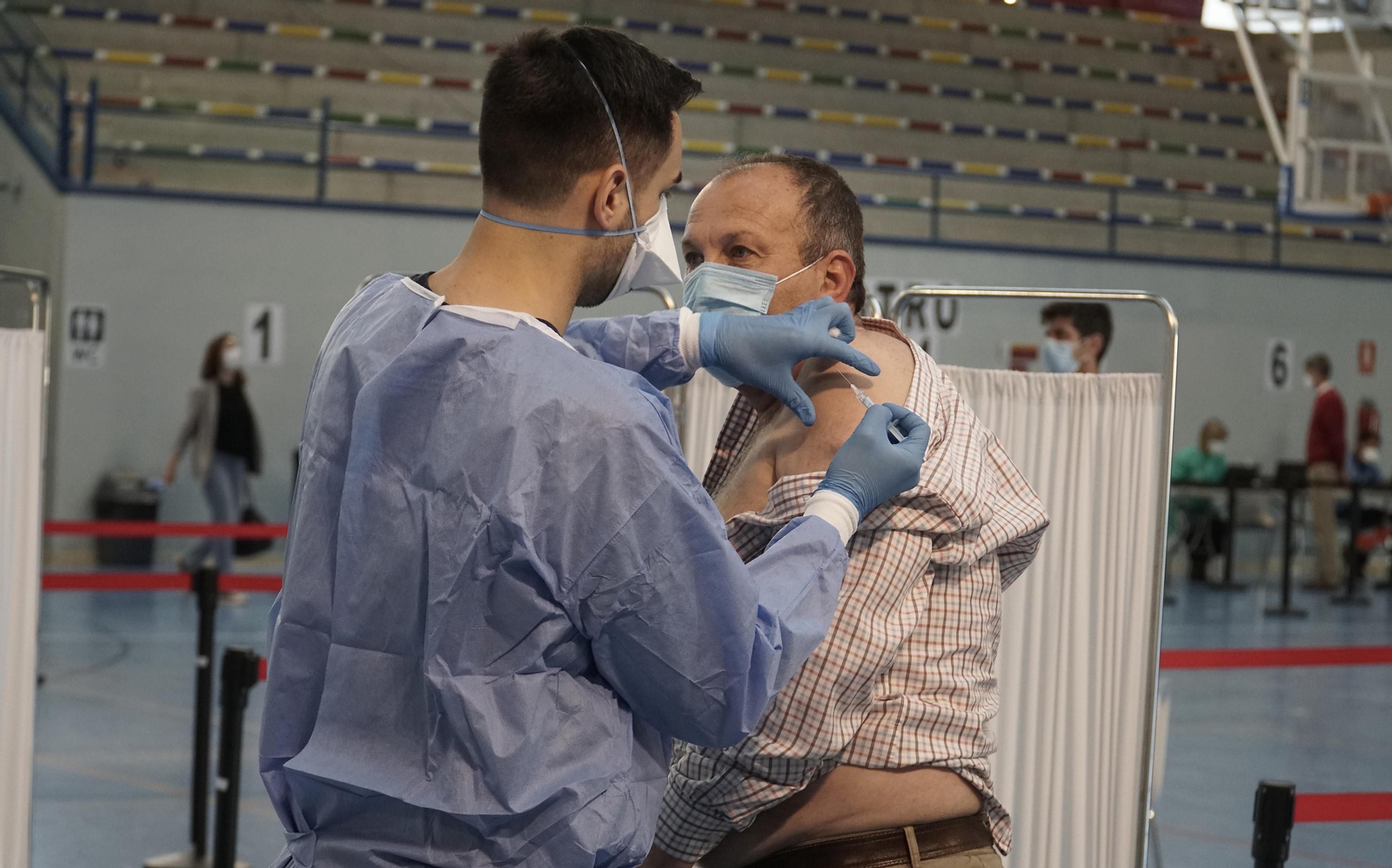 La vacunación con AstraZeneca a los docentes sevillanos en el pabellón deportivo de la US en Los Bermejales.