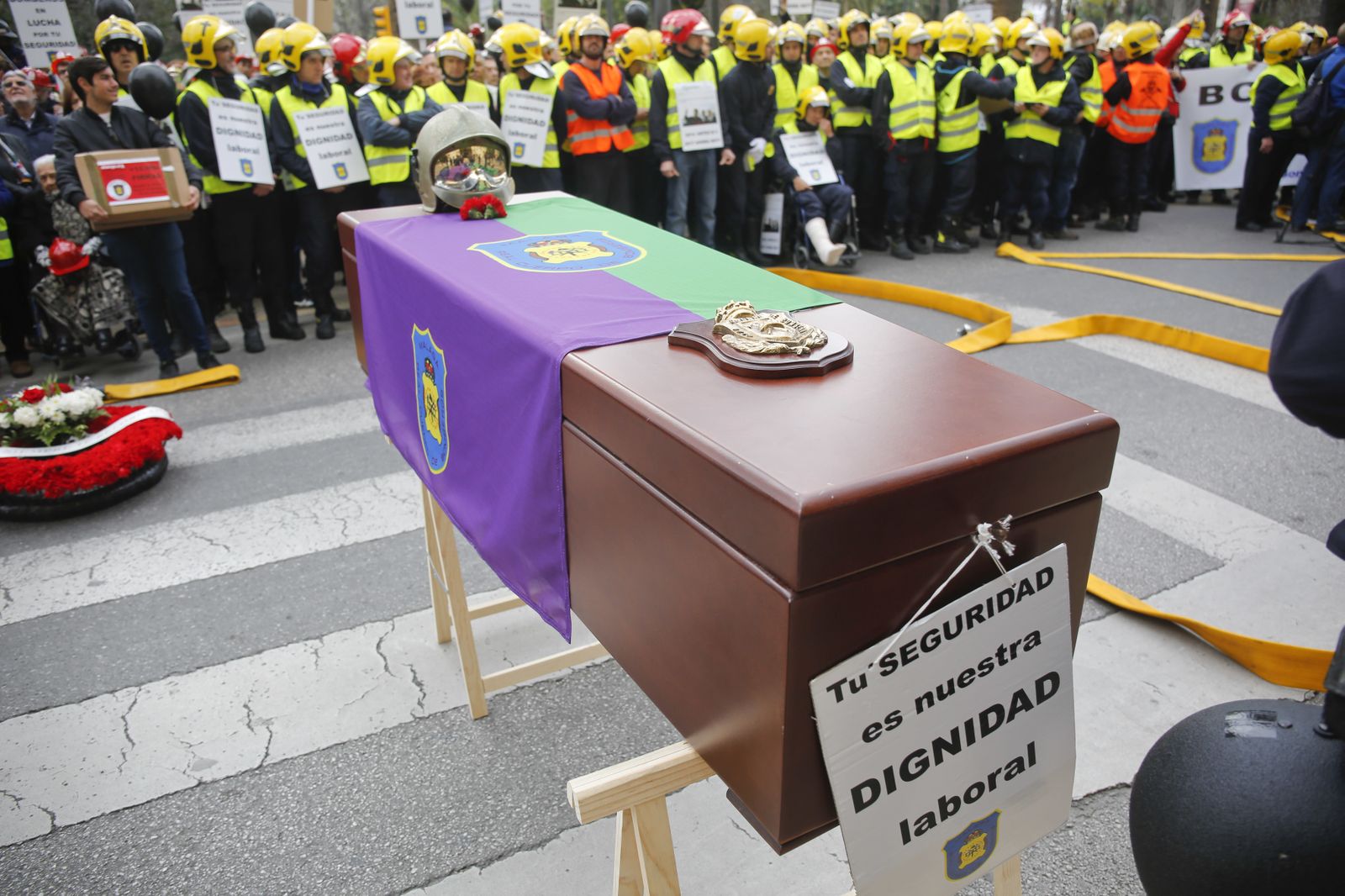 Las imágenes de la 'marcha fúnebre' de los bomberos en Málaga