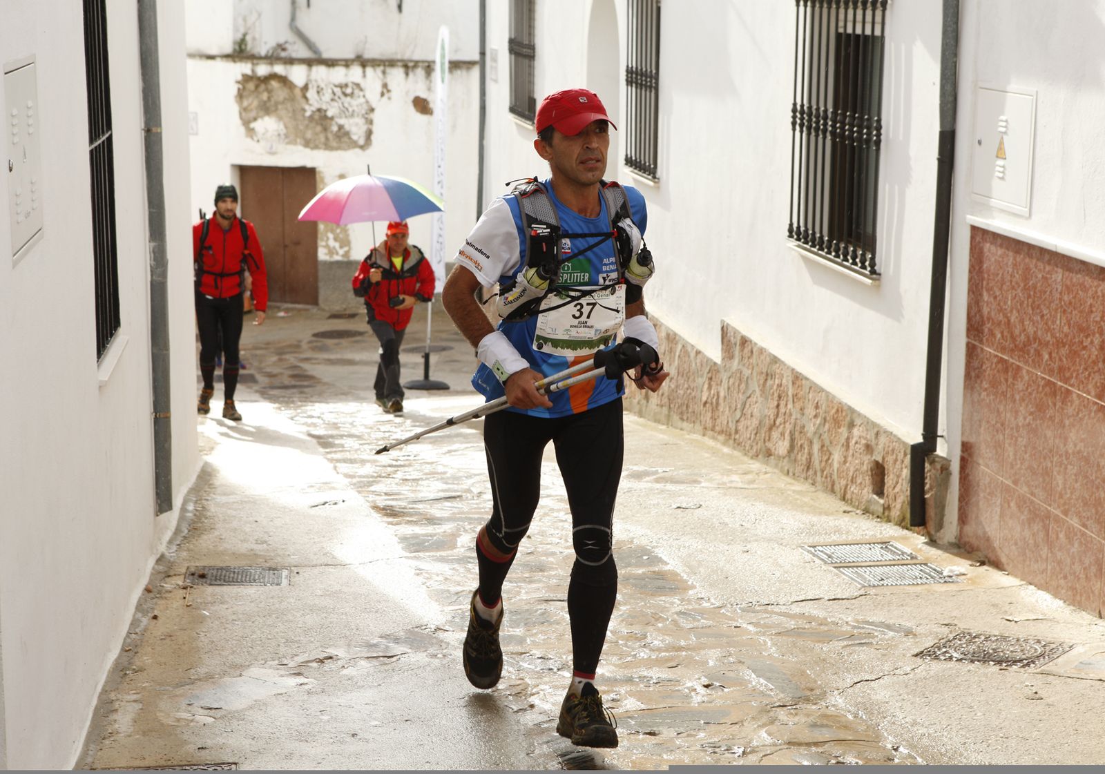 Los participantes se enfrentan a una carrera donde los quince municipios del Valle del Genal están muy implicados.