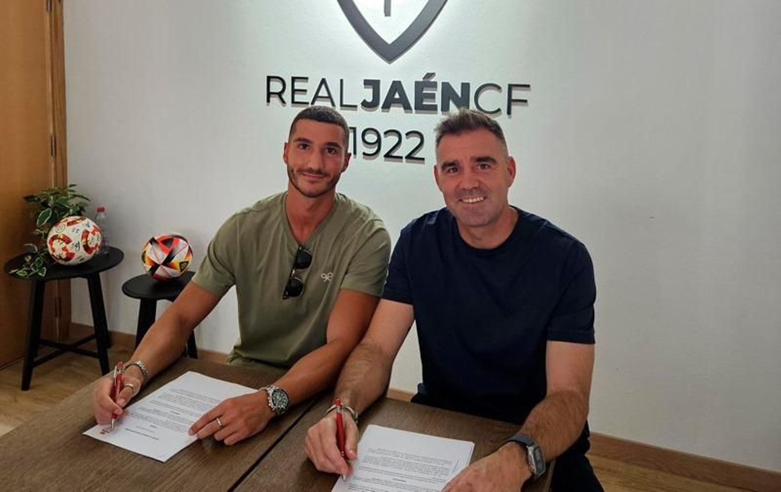 Pedro Fernández, en el momento de la firma del nuevo contrato con Fran Anera.