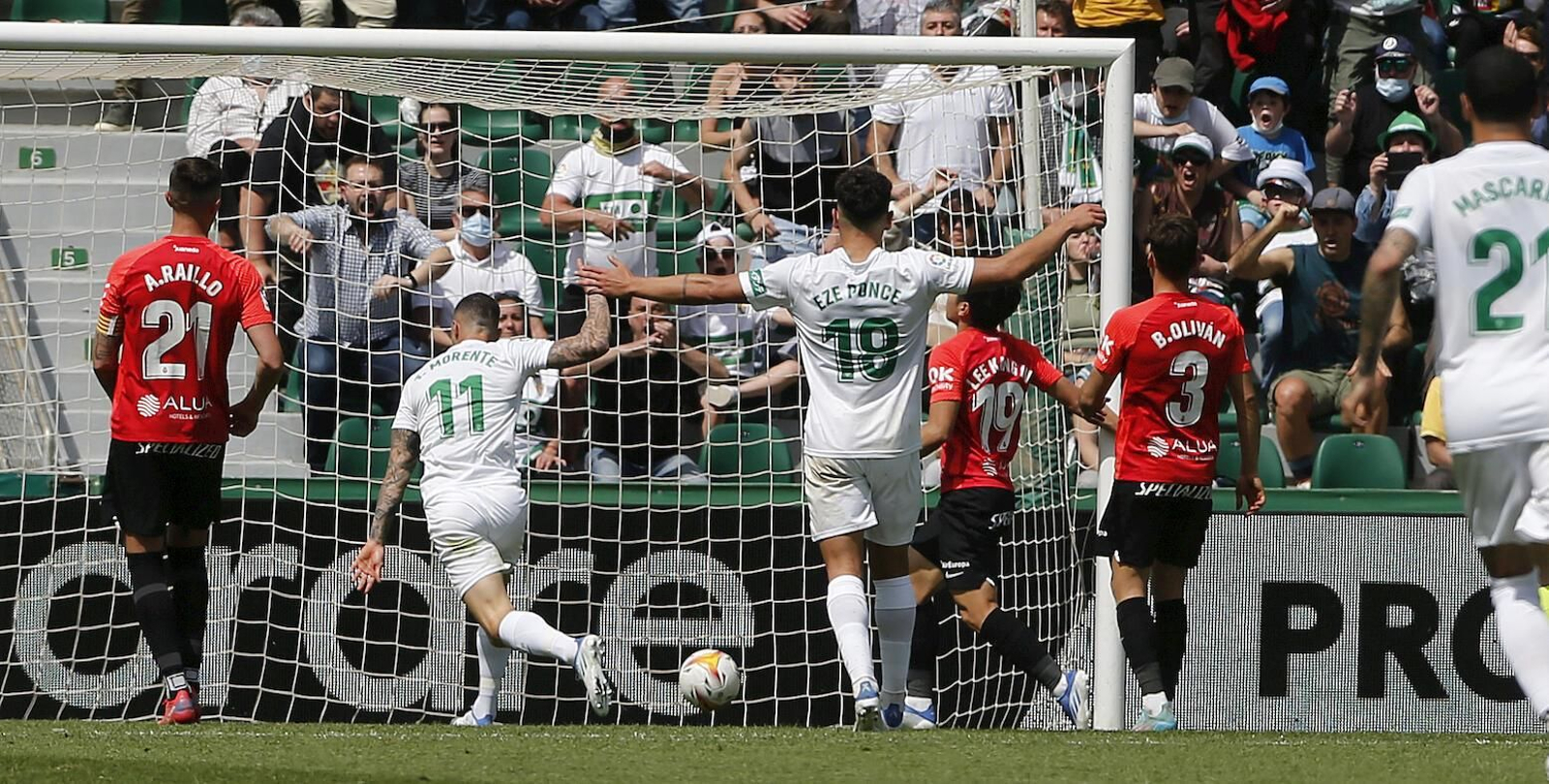 Uno de los goles del Elche ante el Mallorca.