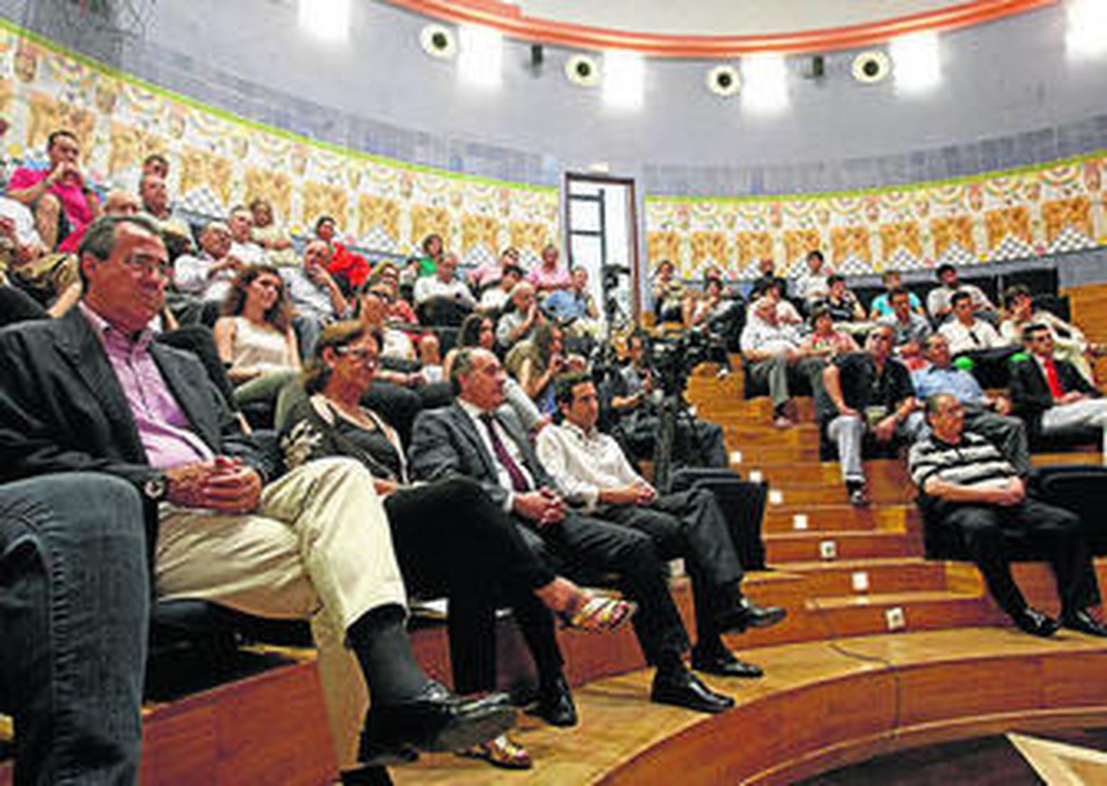 Emilio Muñoz y el periodista José Manuel Laza, ayer durante su charla en el edificio Kursaal.