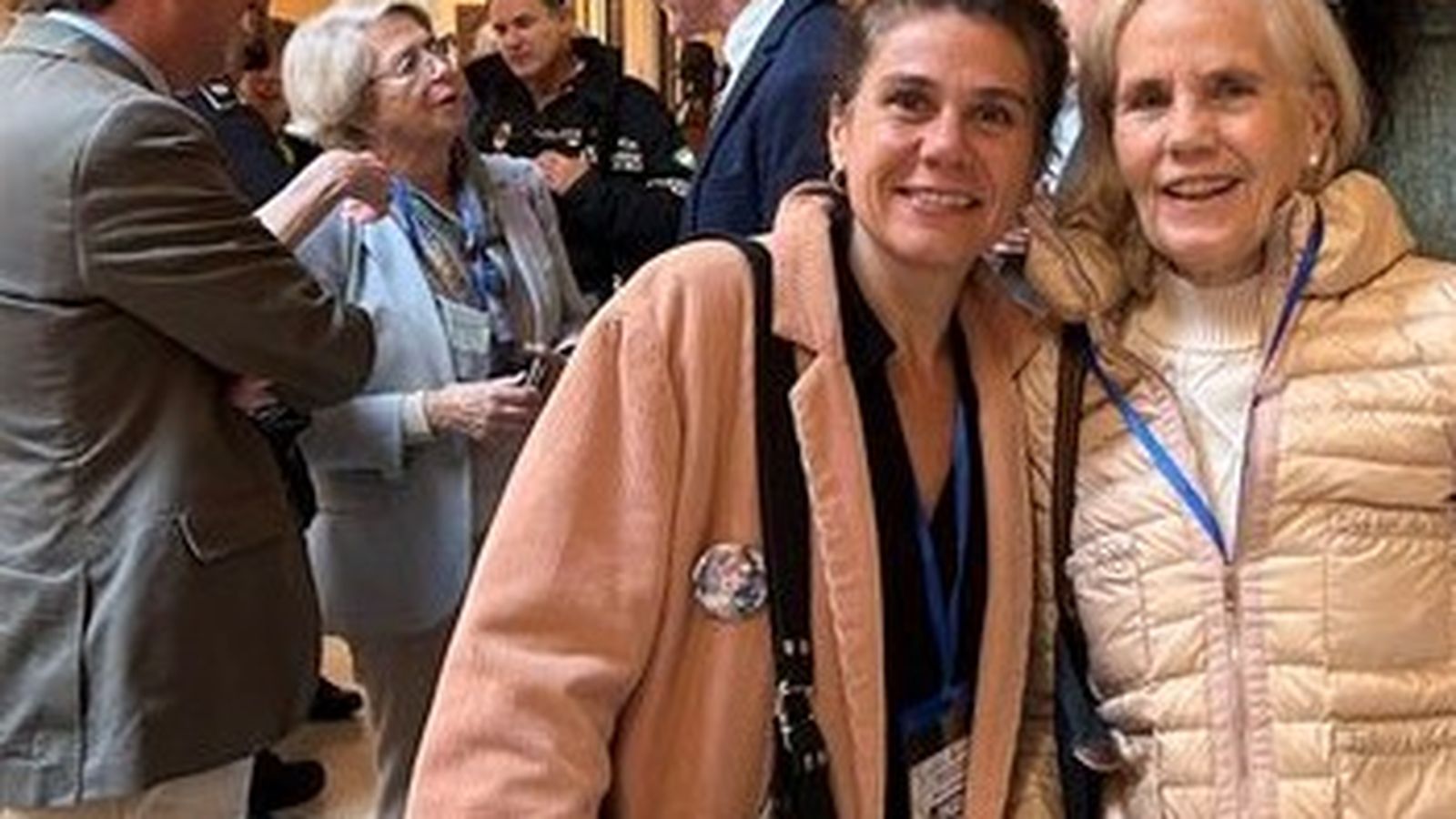 Elvira Fiances, con una de sus hijas en el Ayuntamiento de Sevilla