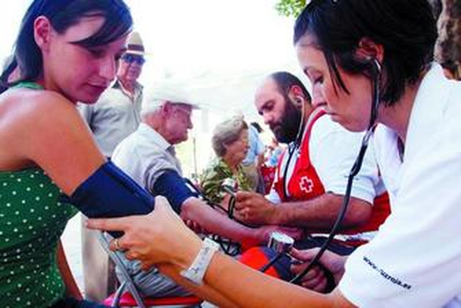 Voluntarios de Cruz Roja toman la tensión a una joven, en una imagen de archivo.