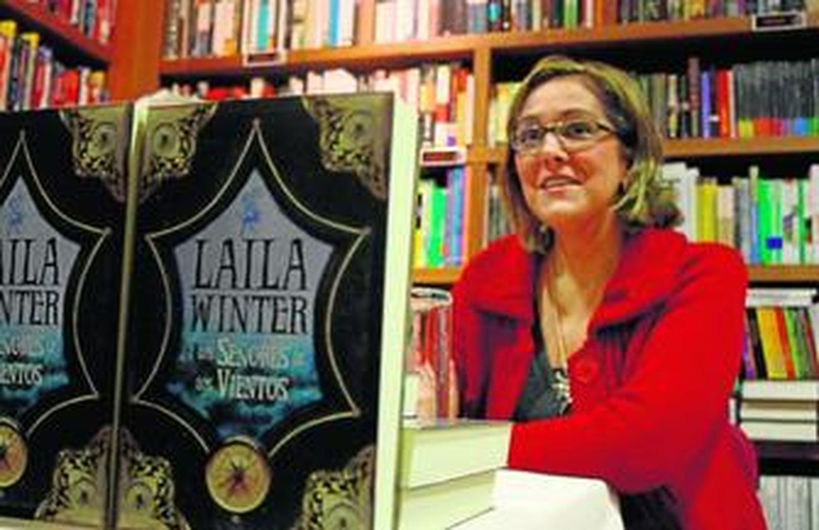 La escritora, durante la presentación del segundo volumen de Laila Winter en la librería 'Hojas de Bohemia' en Jerez.